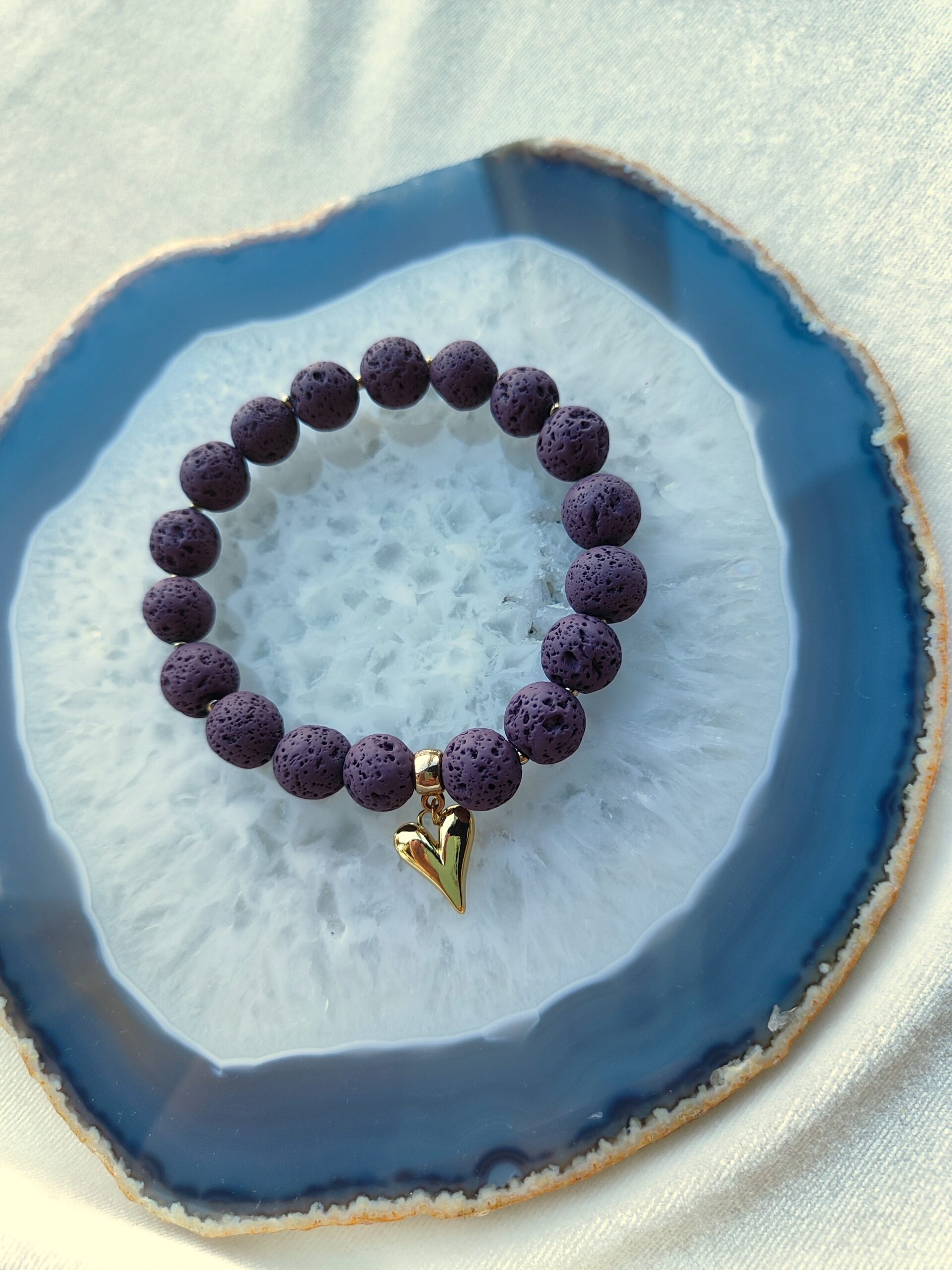 Violetinės spalvos lavos apyrankė su pakabuku