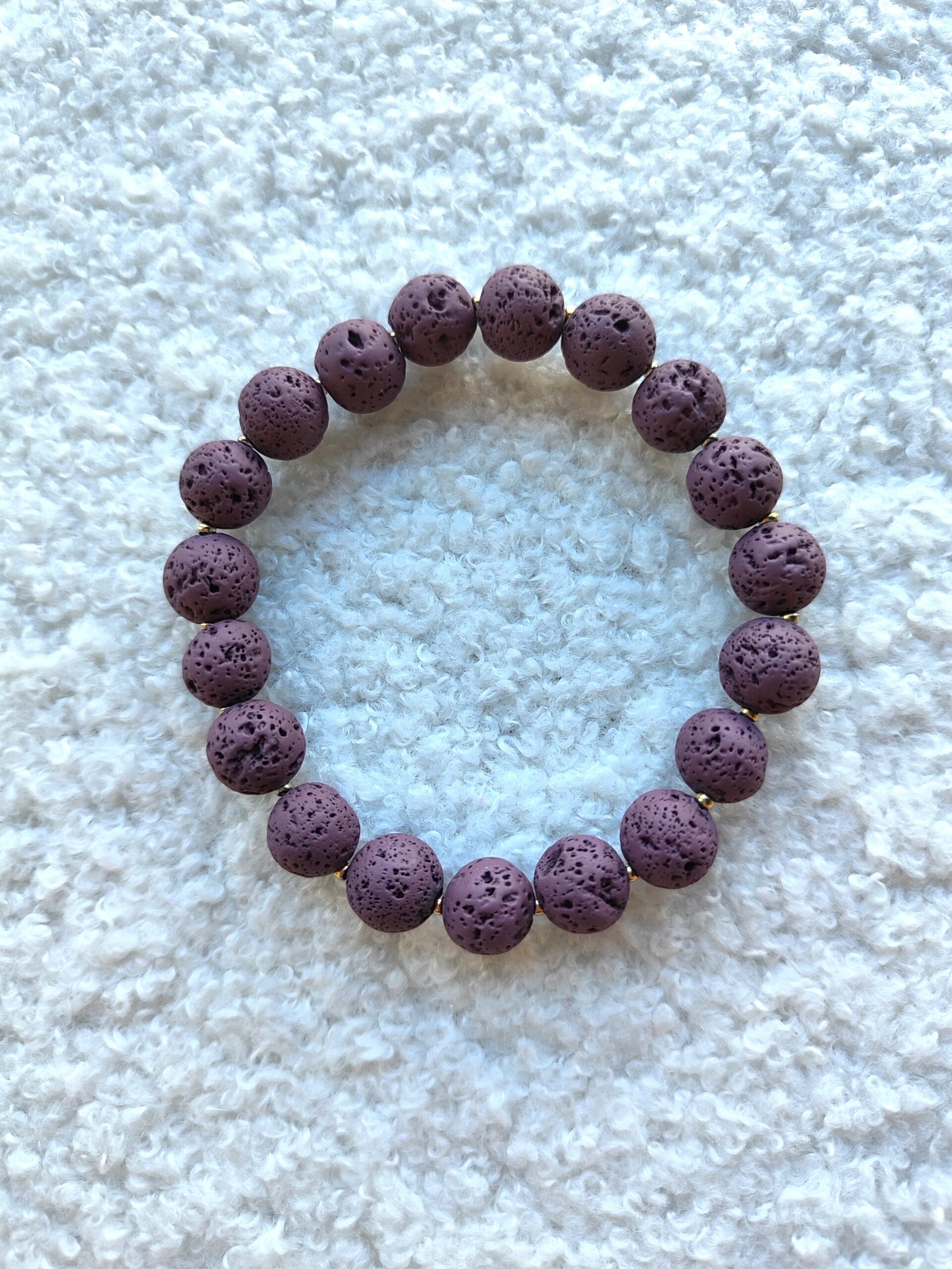 Violetinės spalvos lavos apyrankė