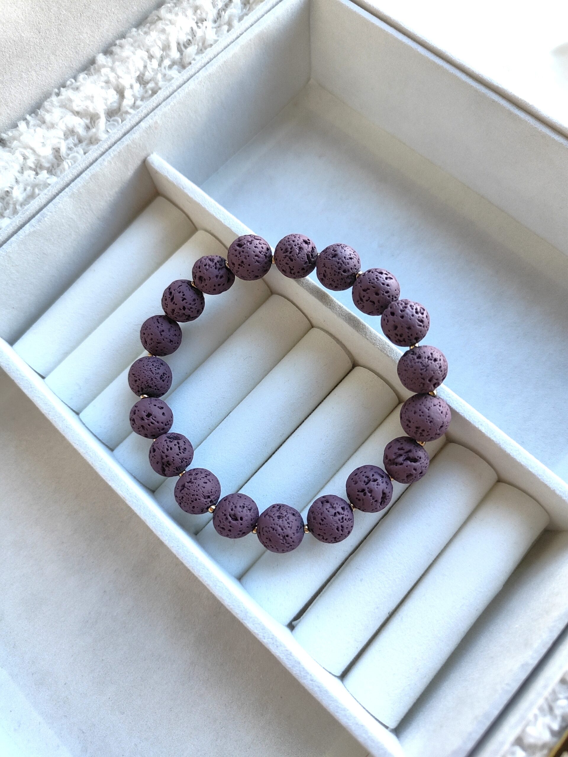 Violetinės spalvos lavos apyrankė