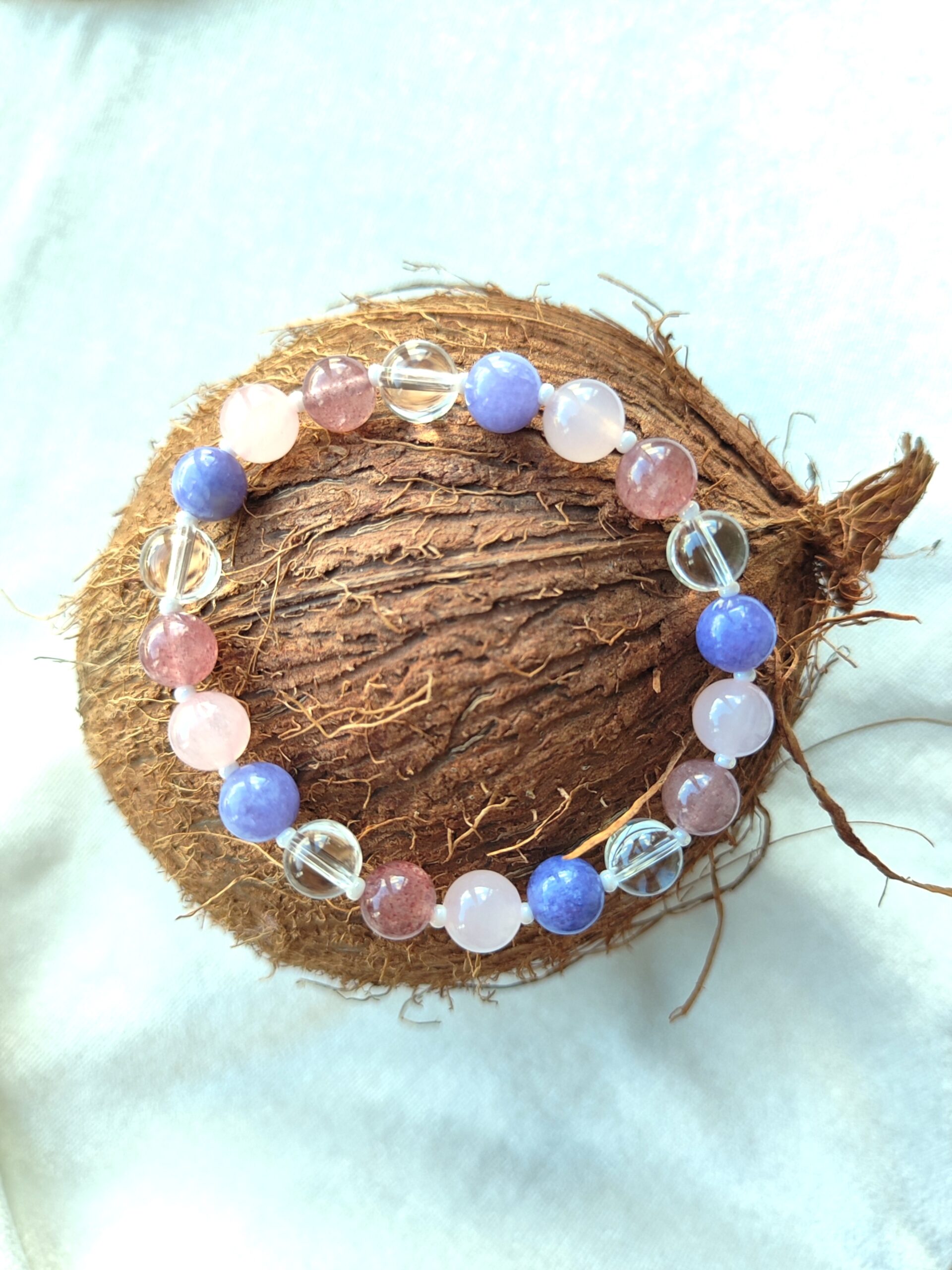 Pastelinių spalvų akmenukų apyrankė