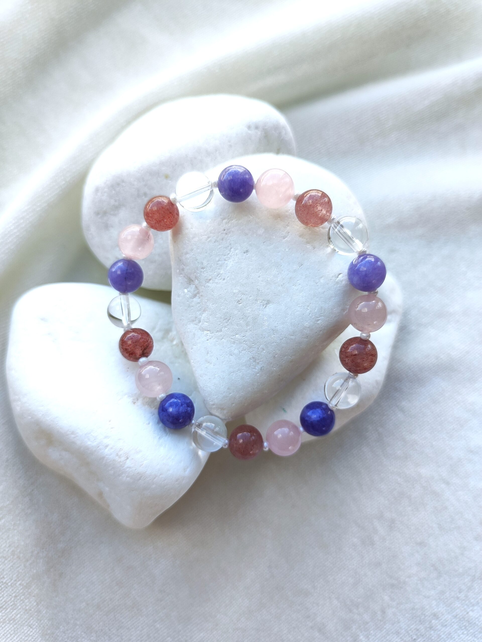 Pastelinių spalvų akmenukų apyrankė