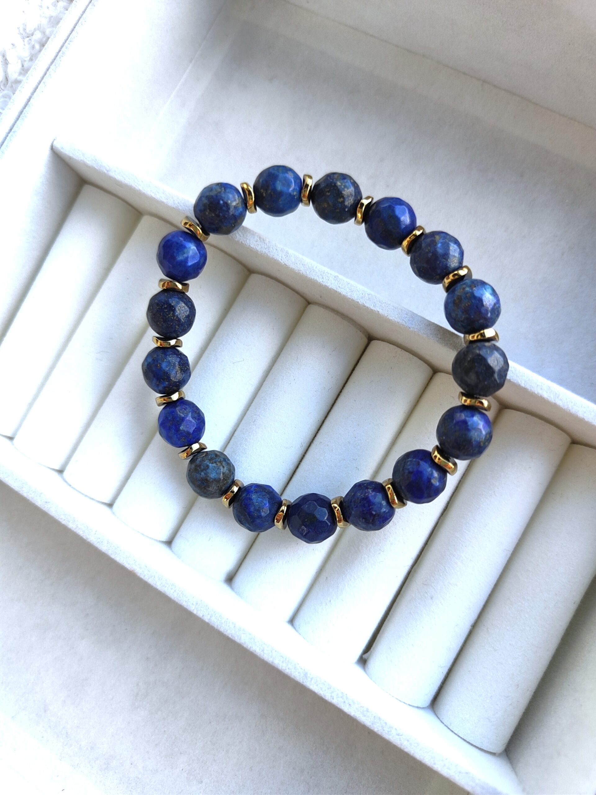 Facetuoto lazurito apyrankė