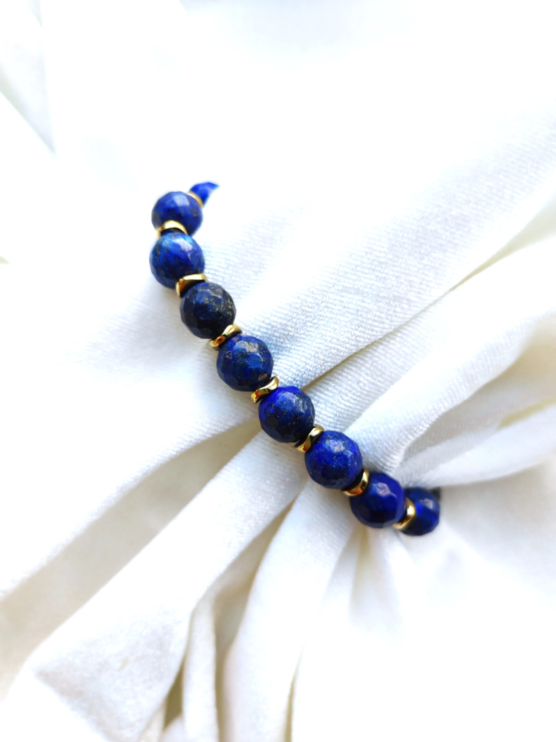 Facetuoto lazurito apyrankė