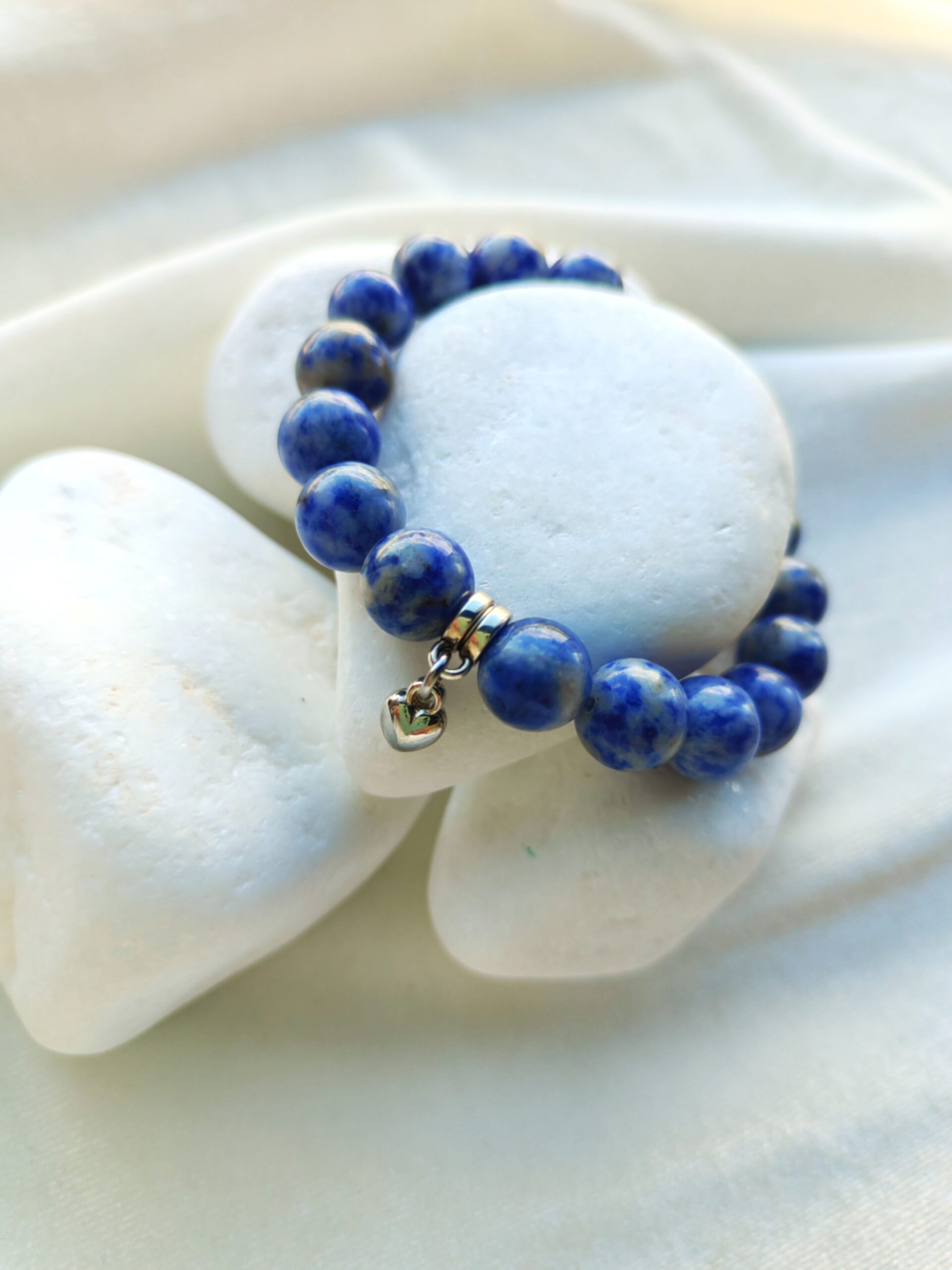 Jaspio apyrankė su mielu pakabuku