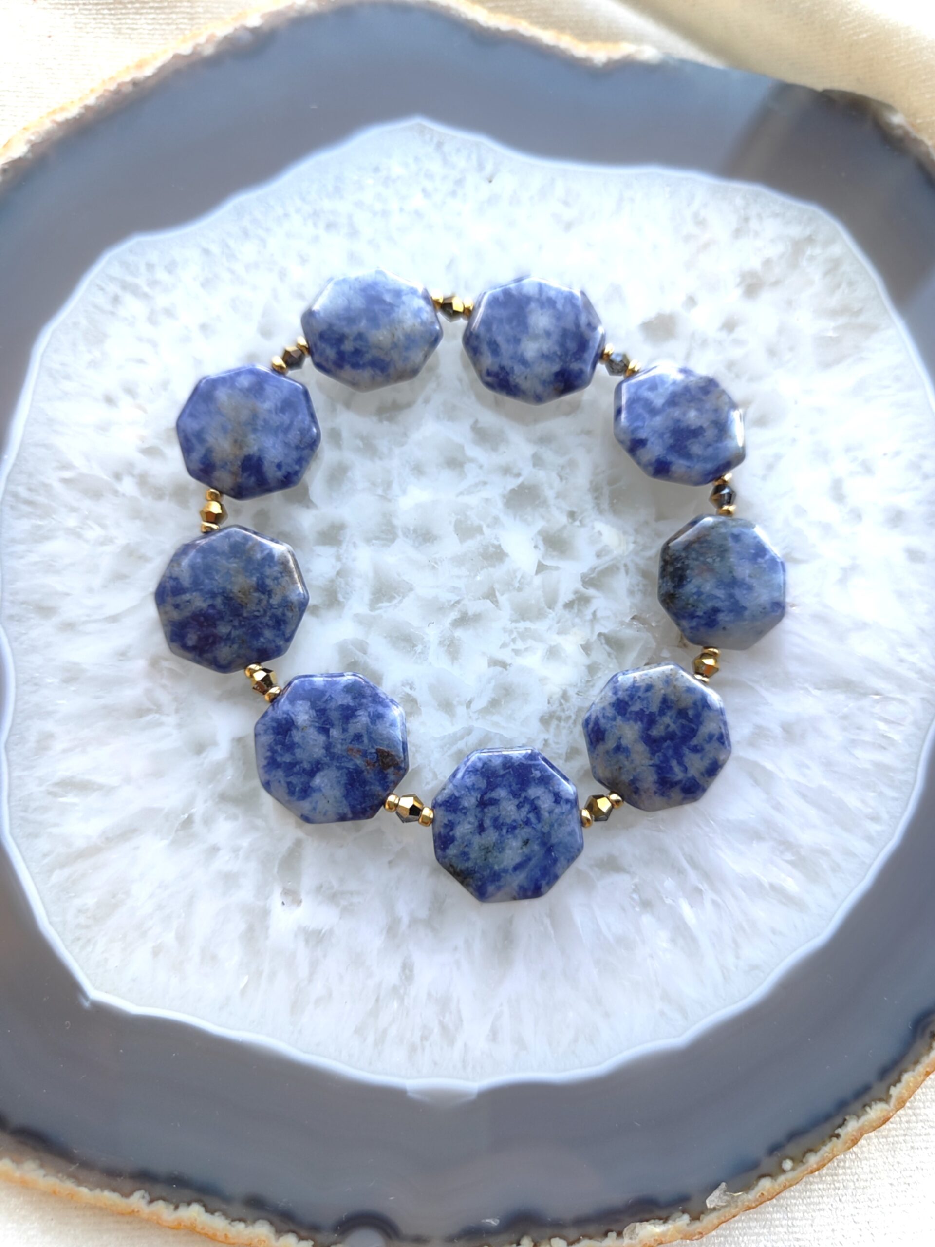 Netaisyklingos formos jaspio apyrankė