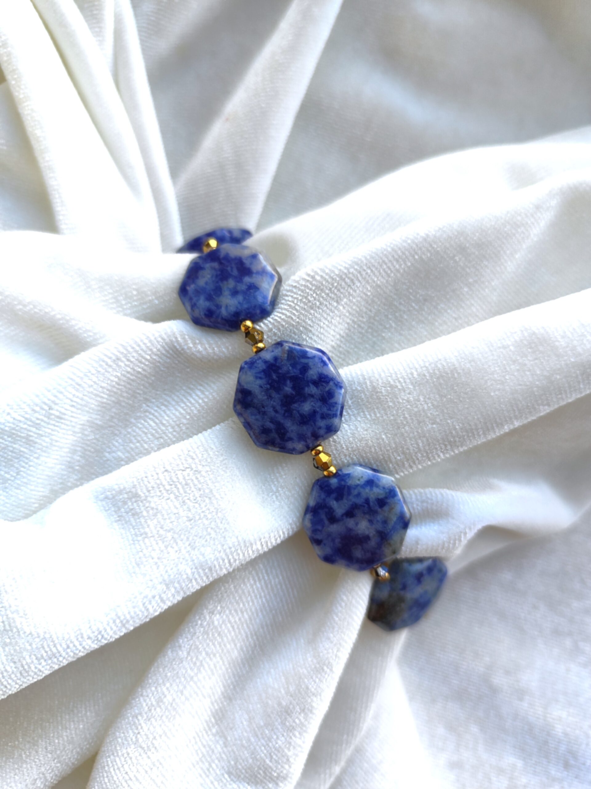 Netaisyklingos formos jaspio apyrankė