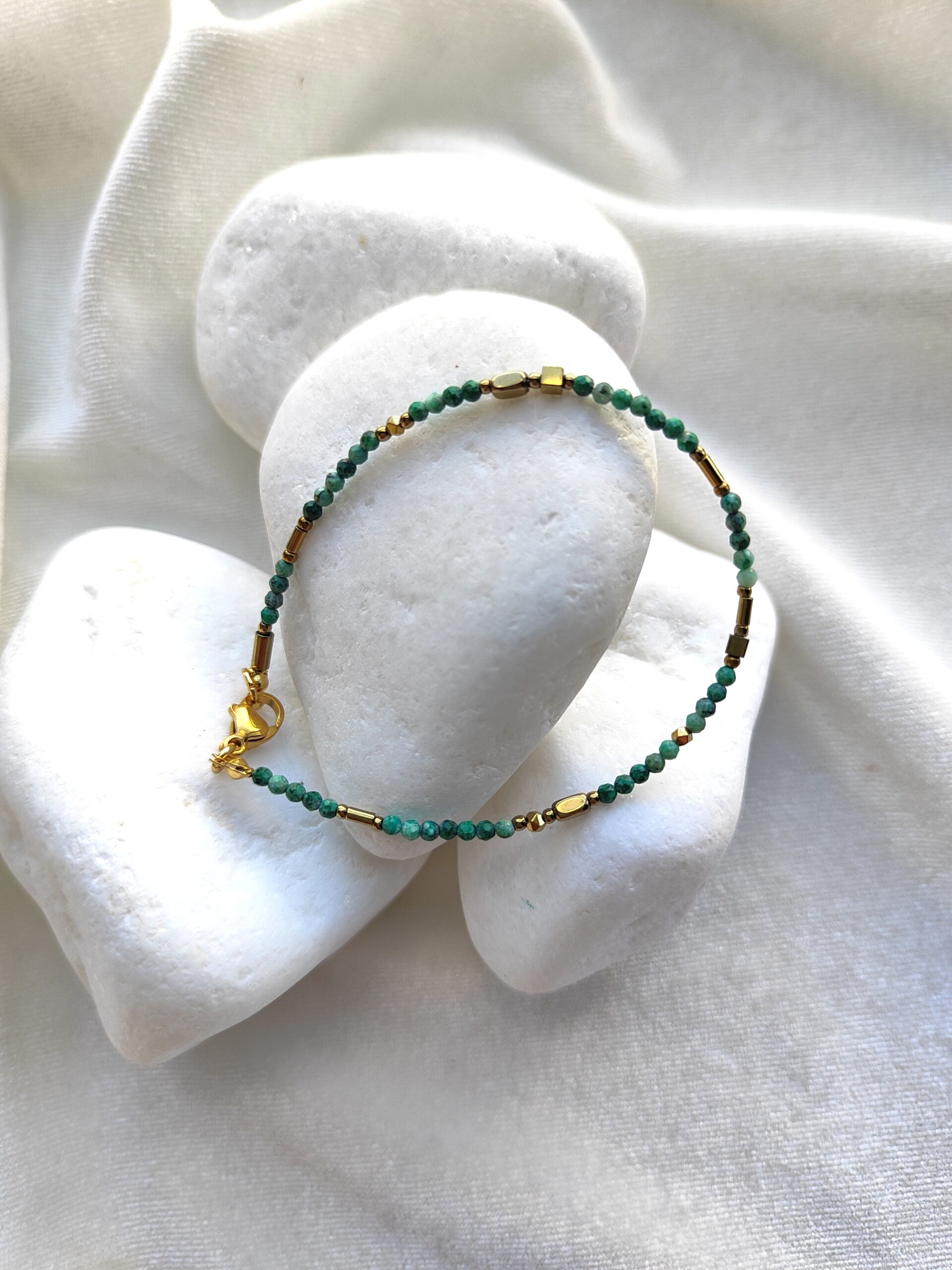 Smulki chrizokolos apyrankė