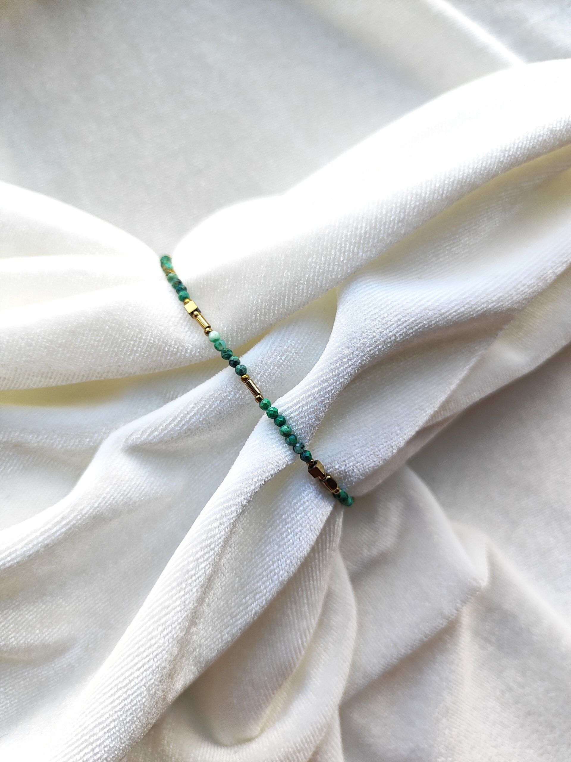 Smulki chrizokolos apyrankė