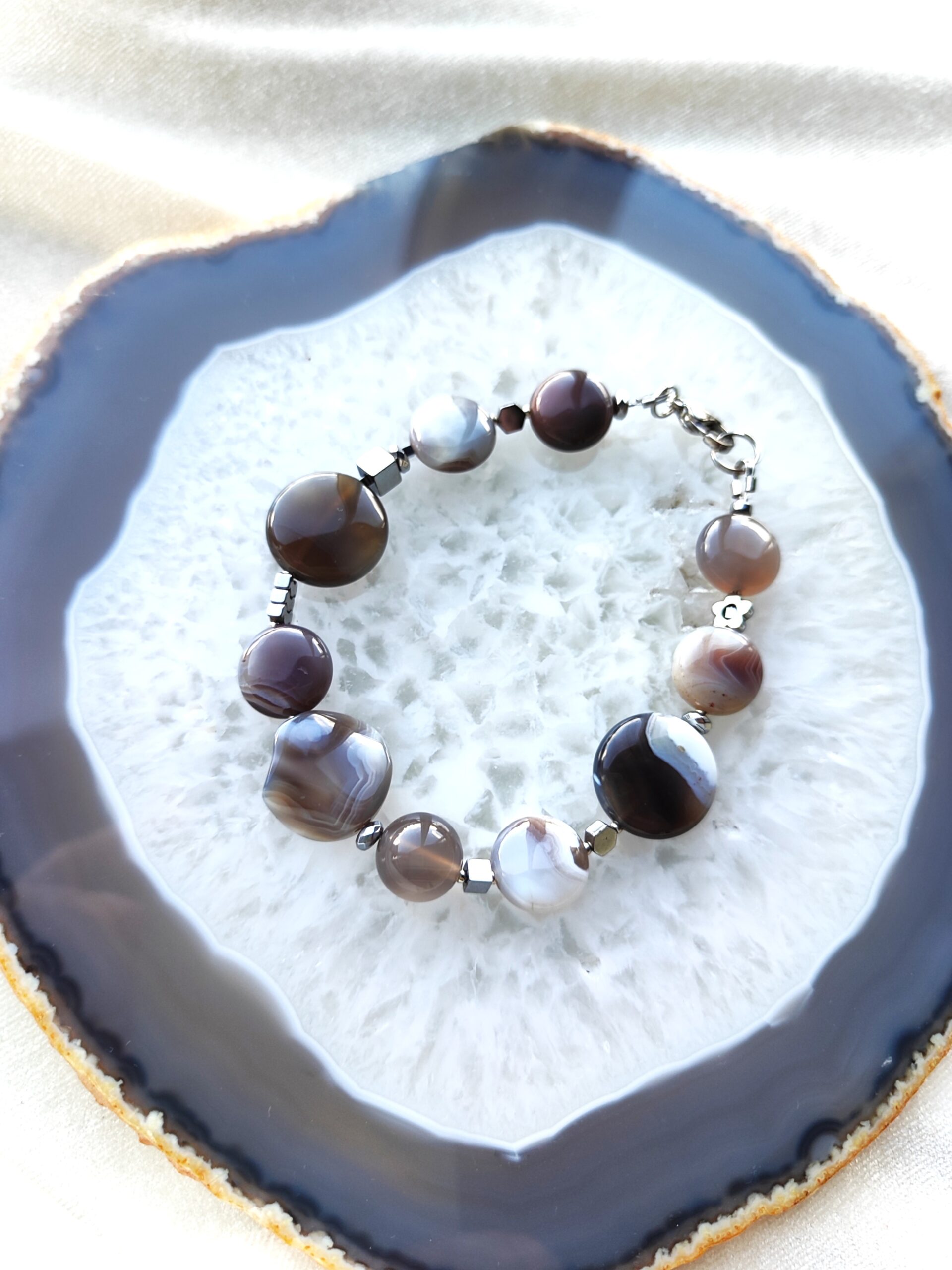 Netaisyklingos formos agato apyrankė