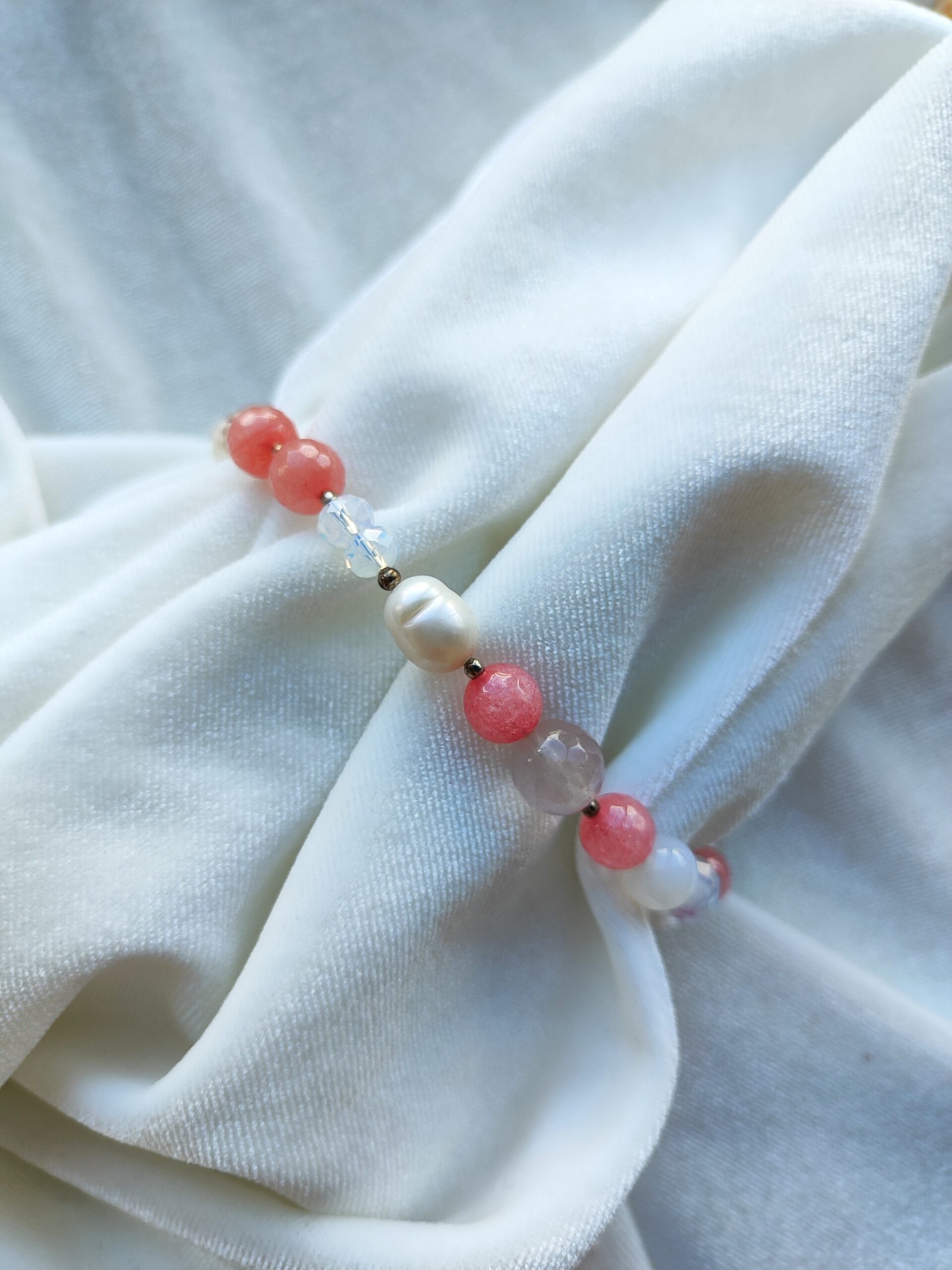 Įvairių akmenukų apyrankė