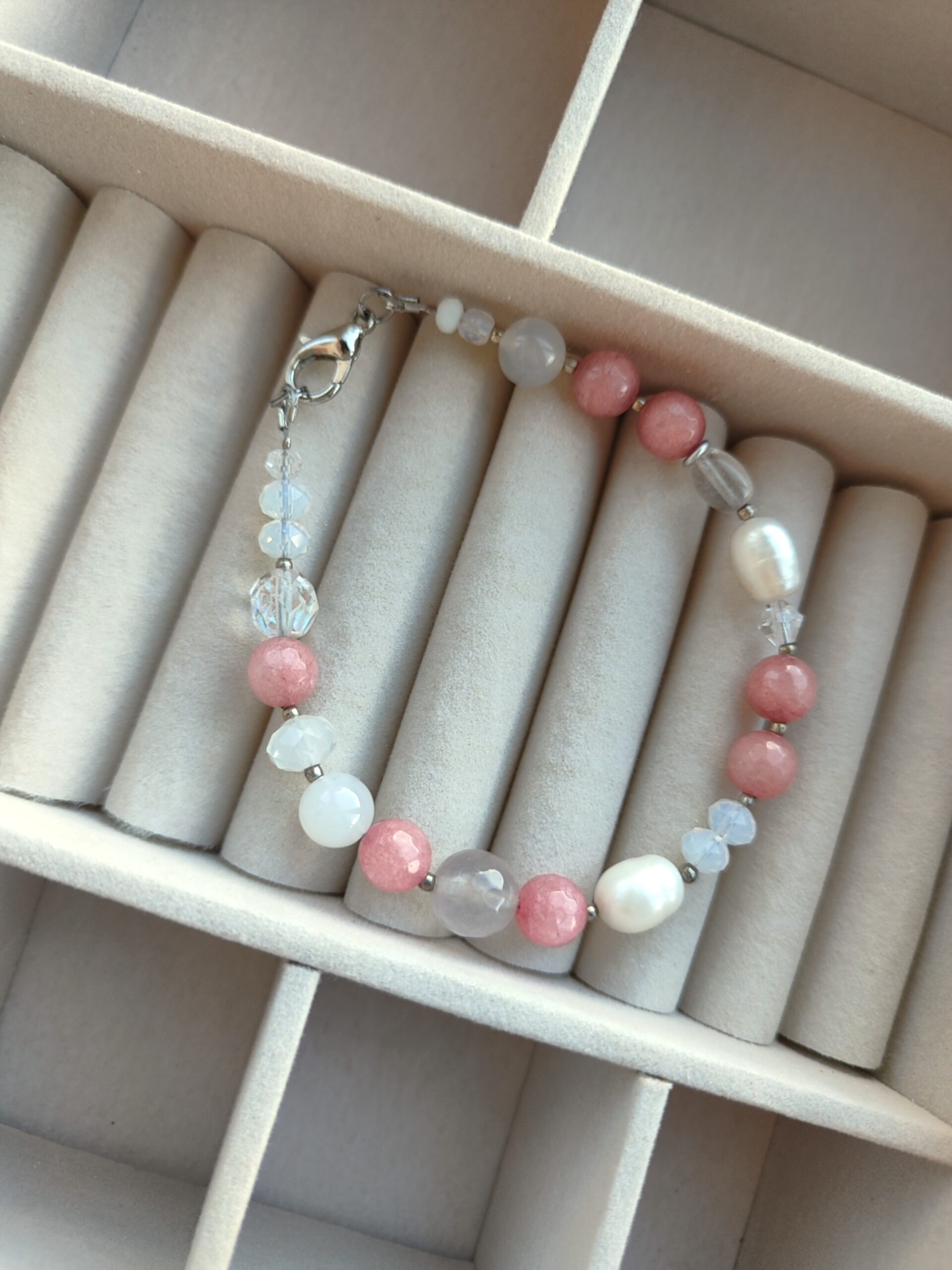 Įvairių akmenukų apyrankė