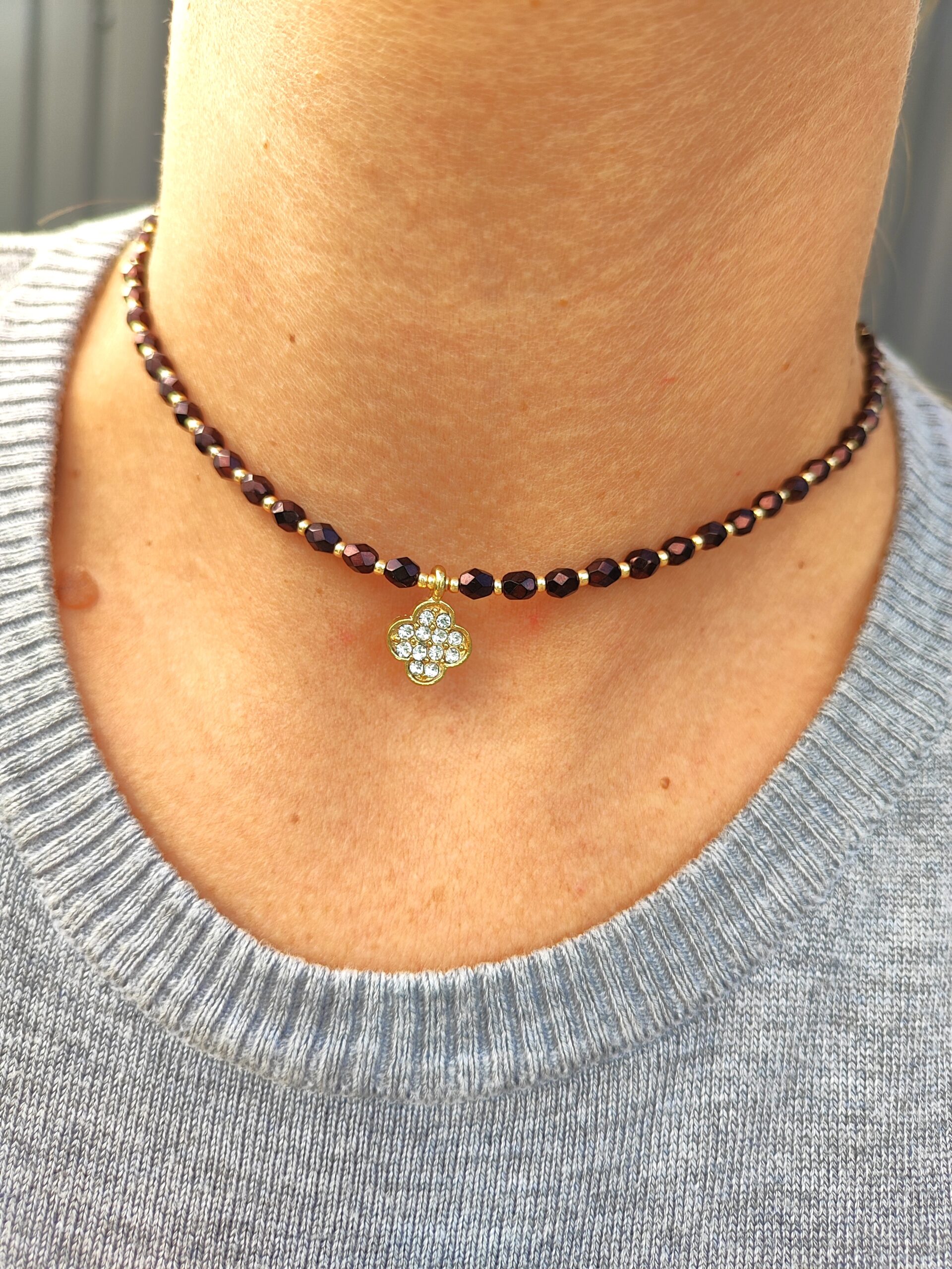 Bordo spalvos stiklo vėrinys su dobilo pakabuku