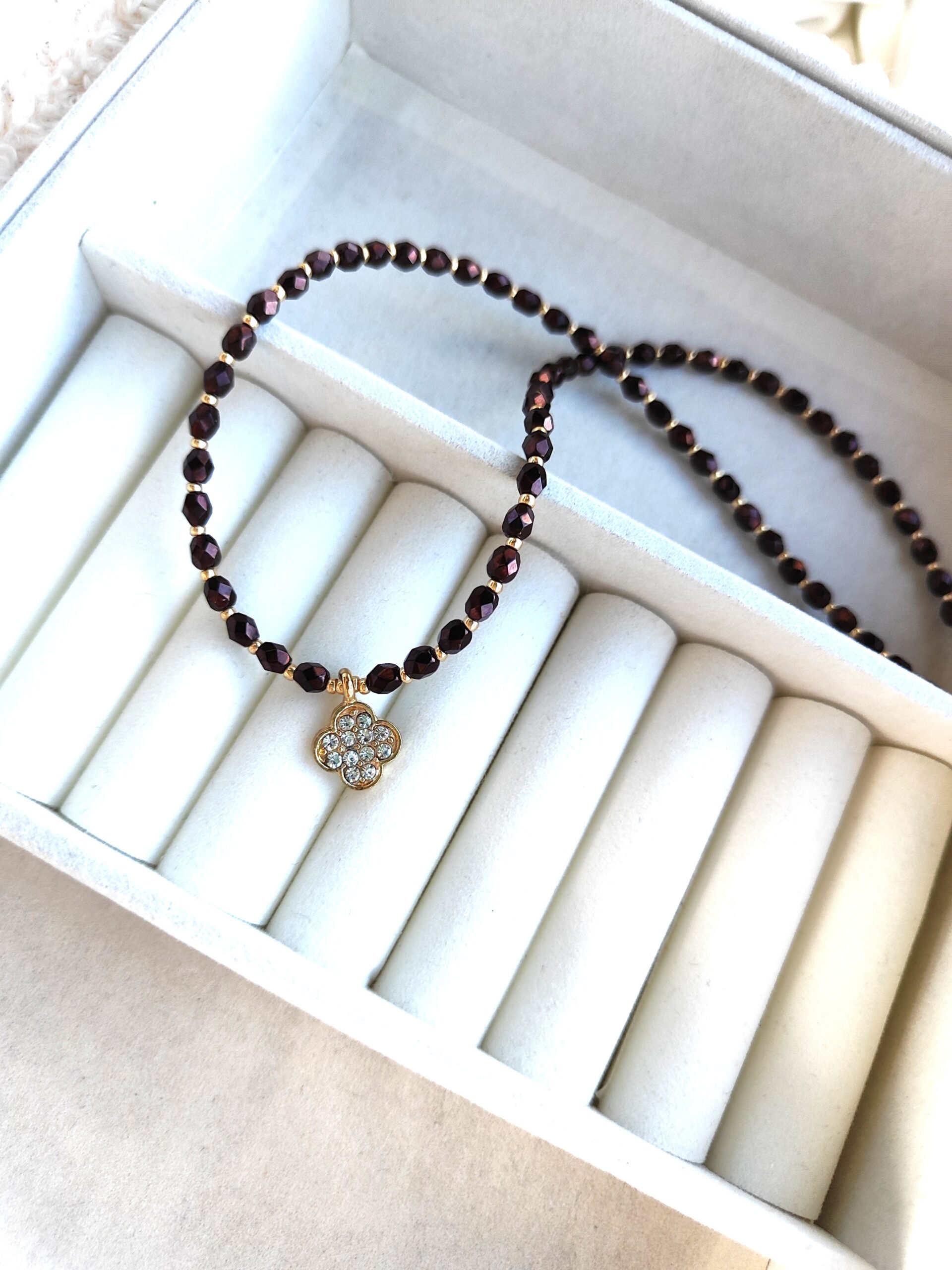 Bordo spalvos stiklo vėrinys su dobilo pakabuku