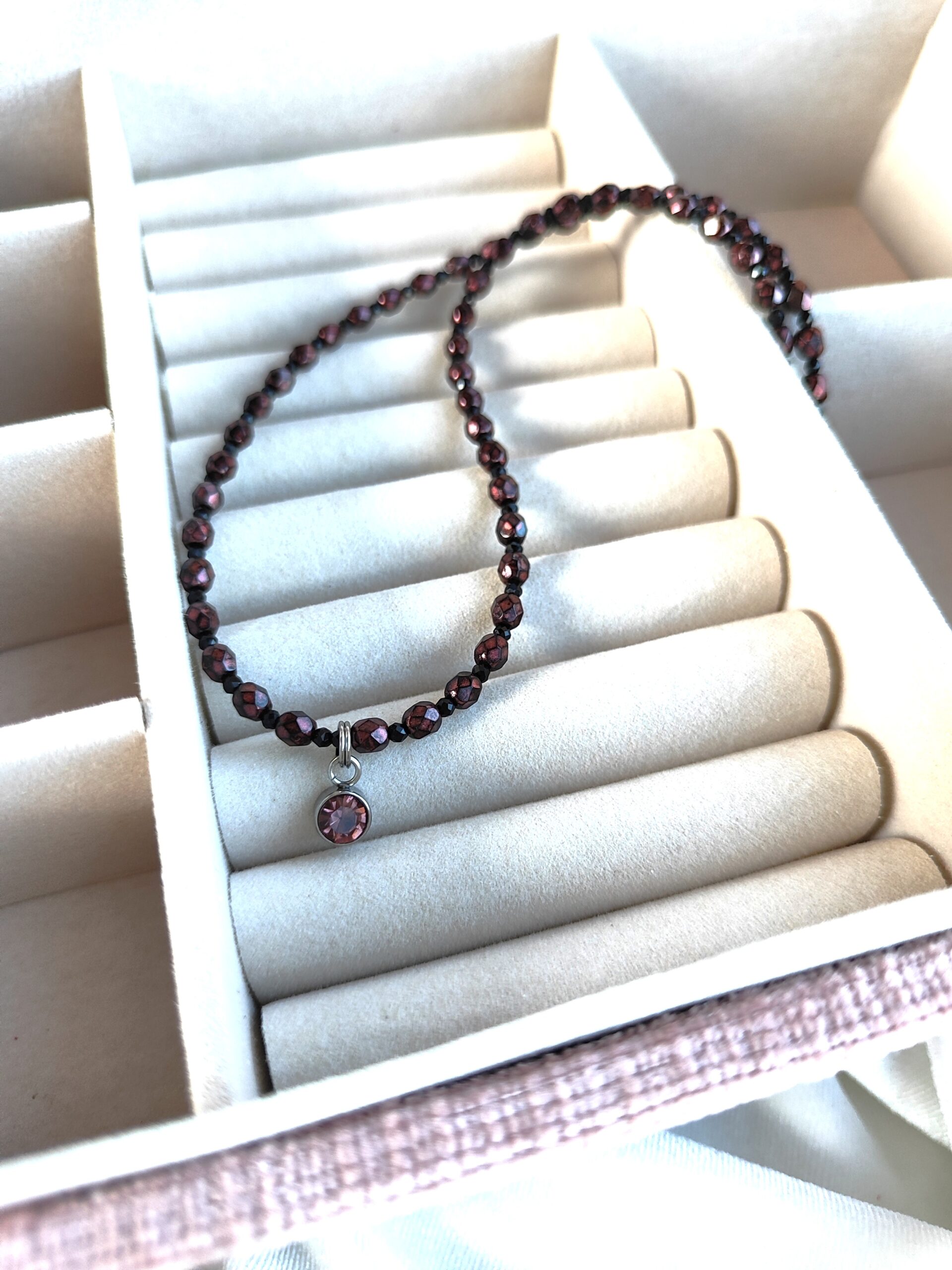 Margo stiklo kaklo papuošalas