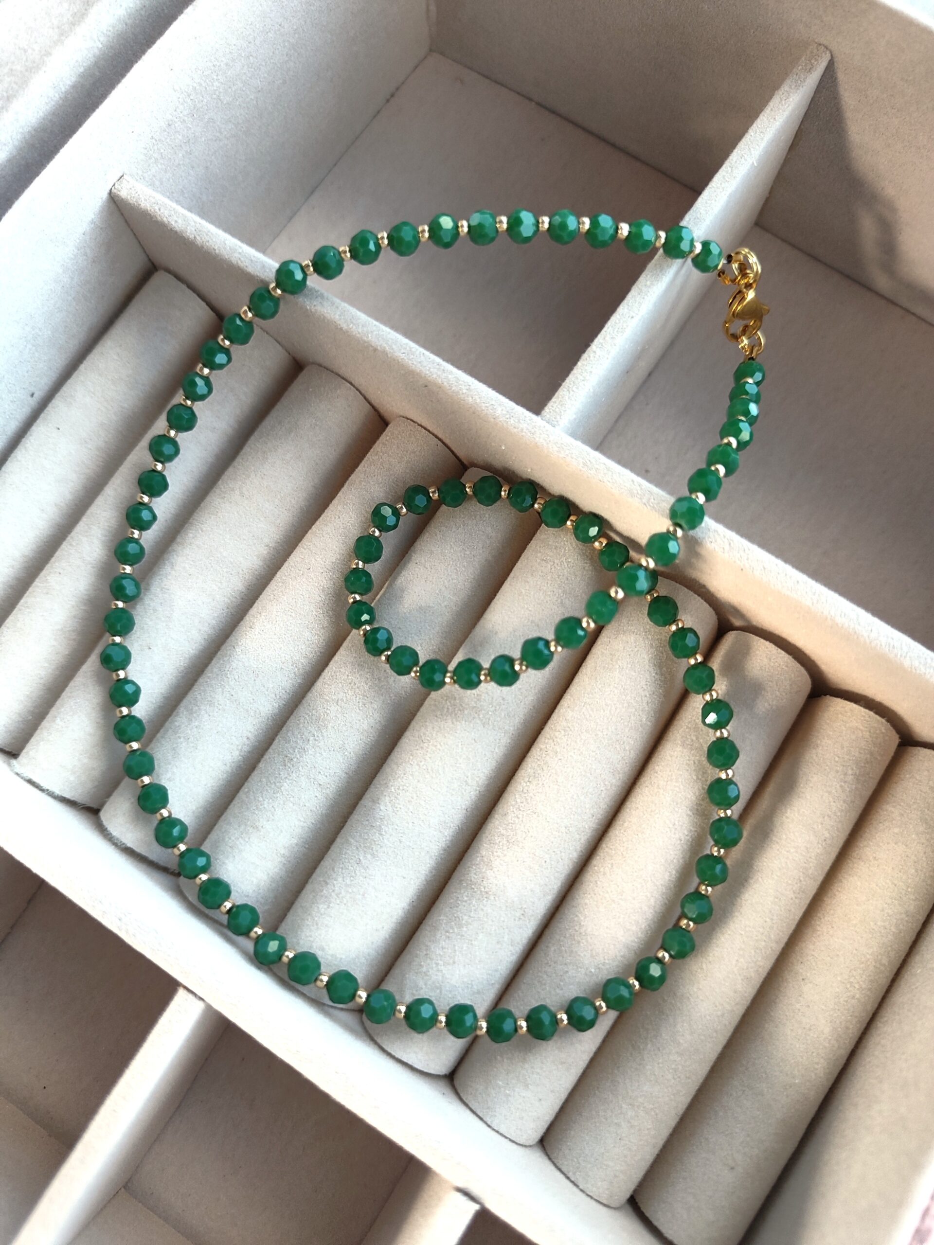 Žalios spalvos kaklo papuošalas