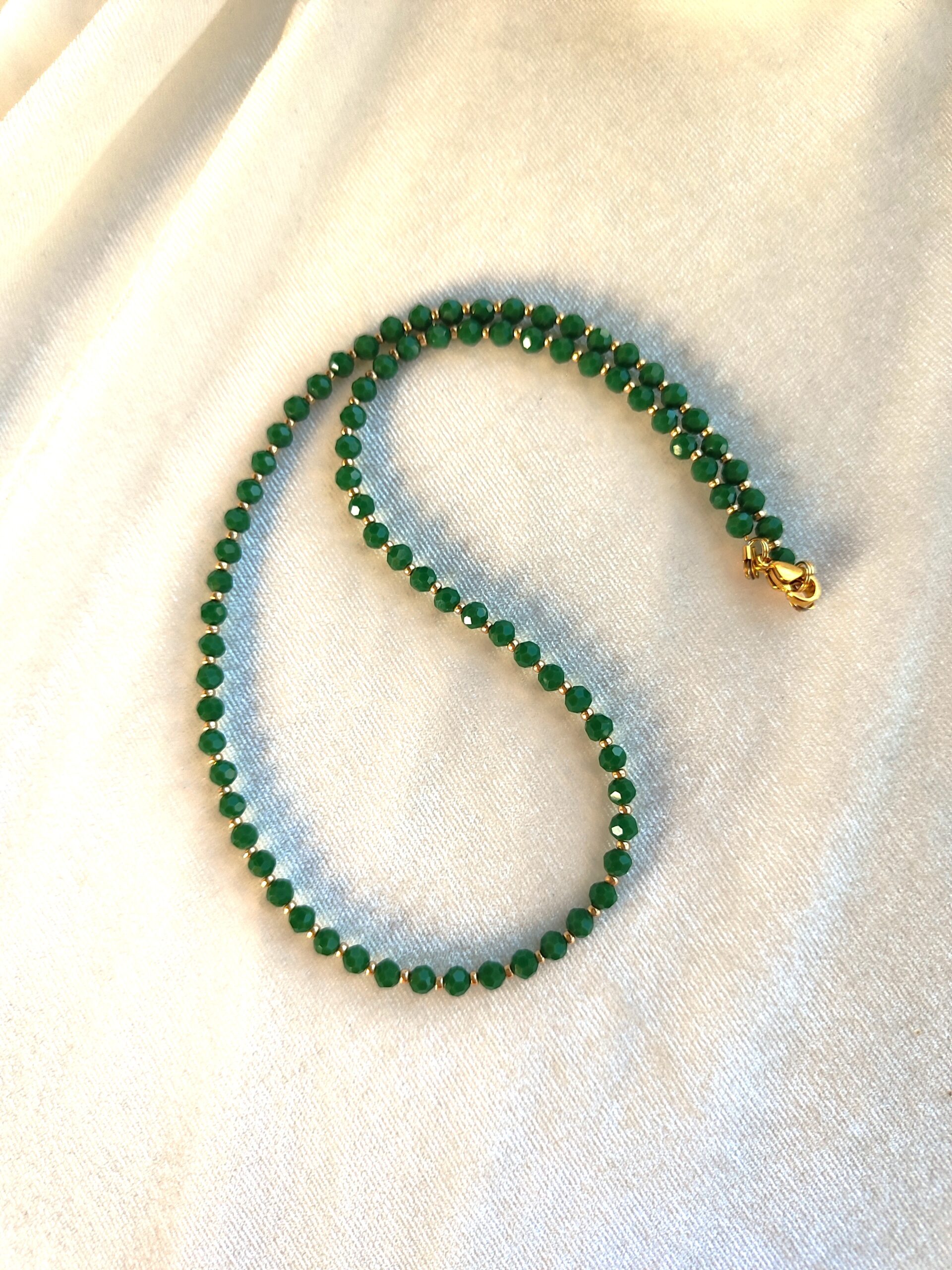 Žalios spalvos kaklo papuošalas