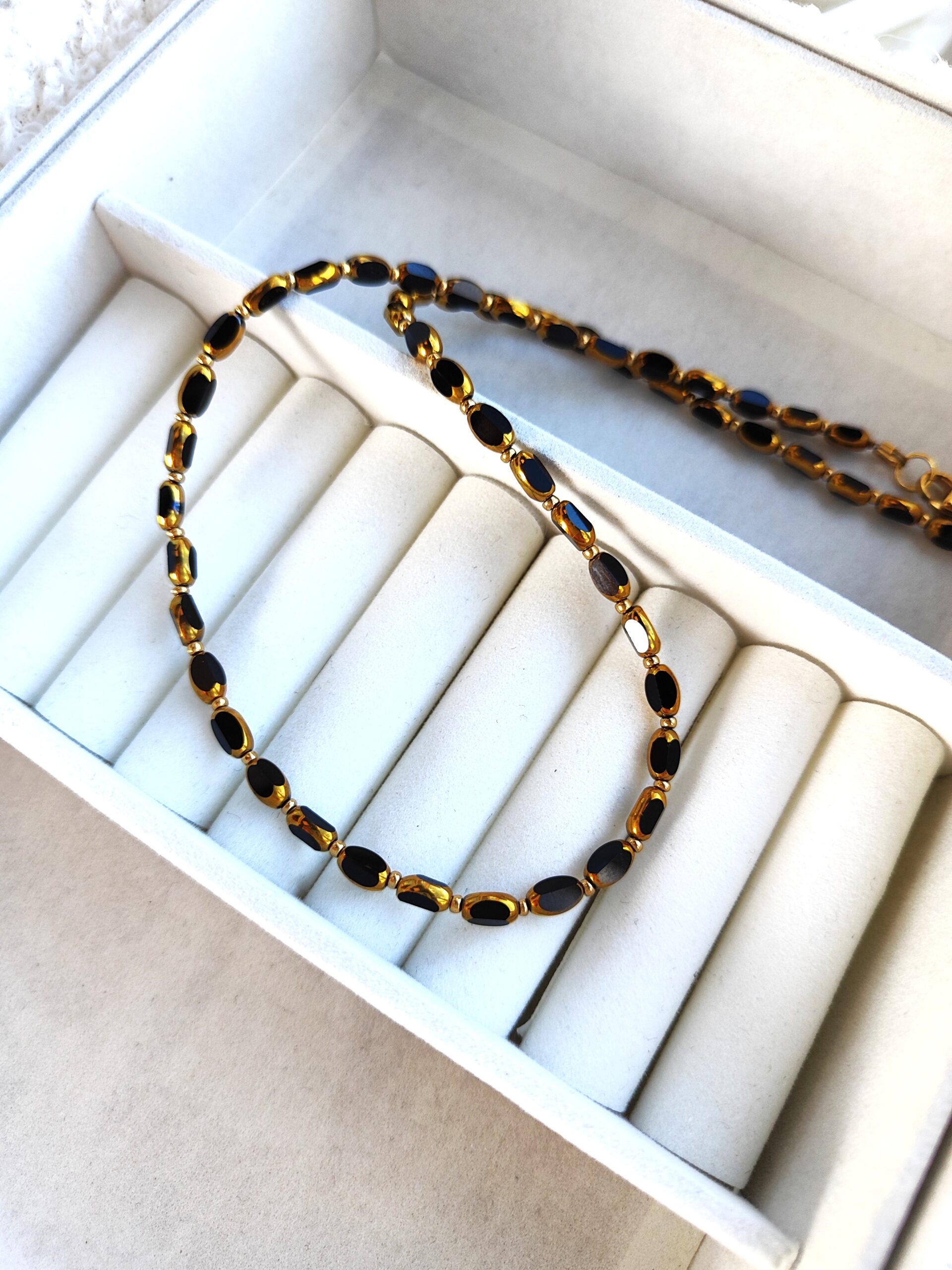 Juodo stiklo kaklo papuošalas