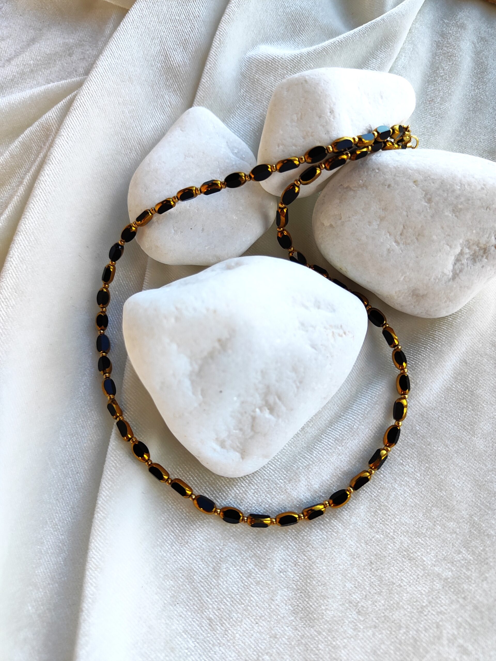 Juodo stiklo kaklo papuošalas