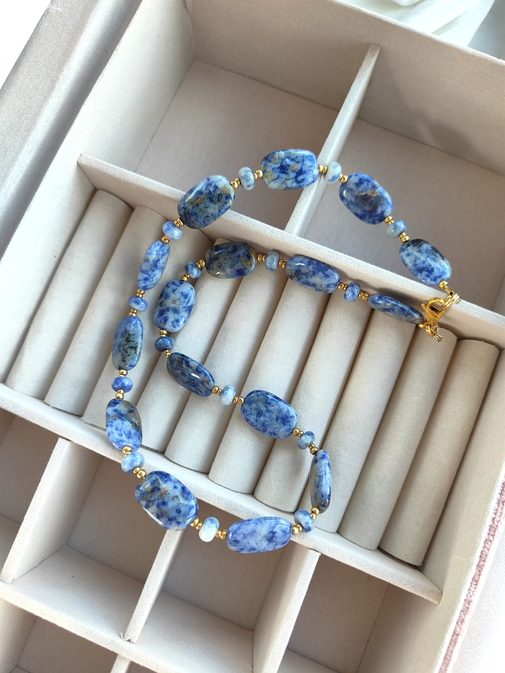 Margo jaspio kaklo papuošalas