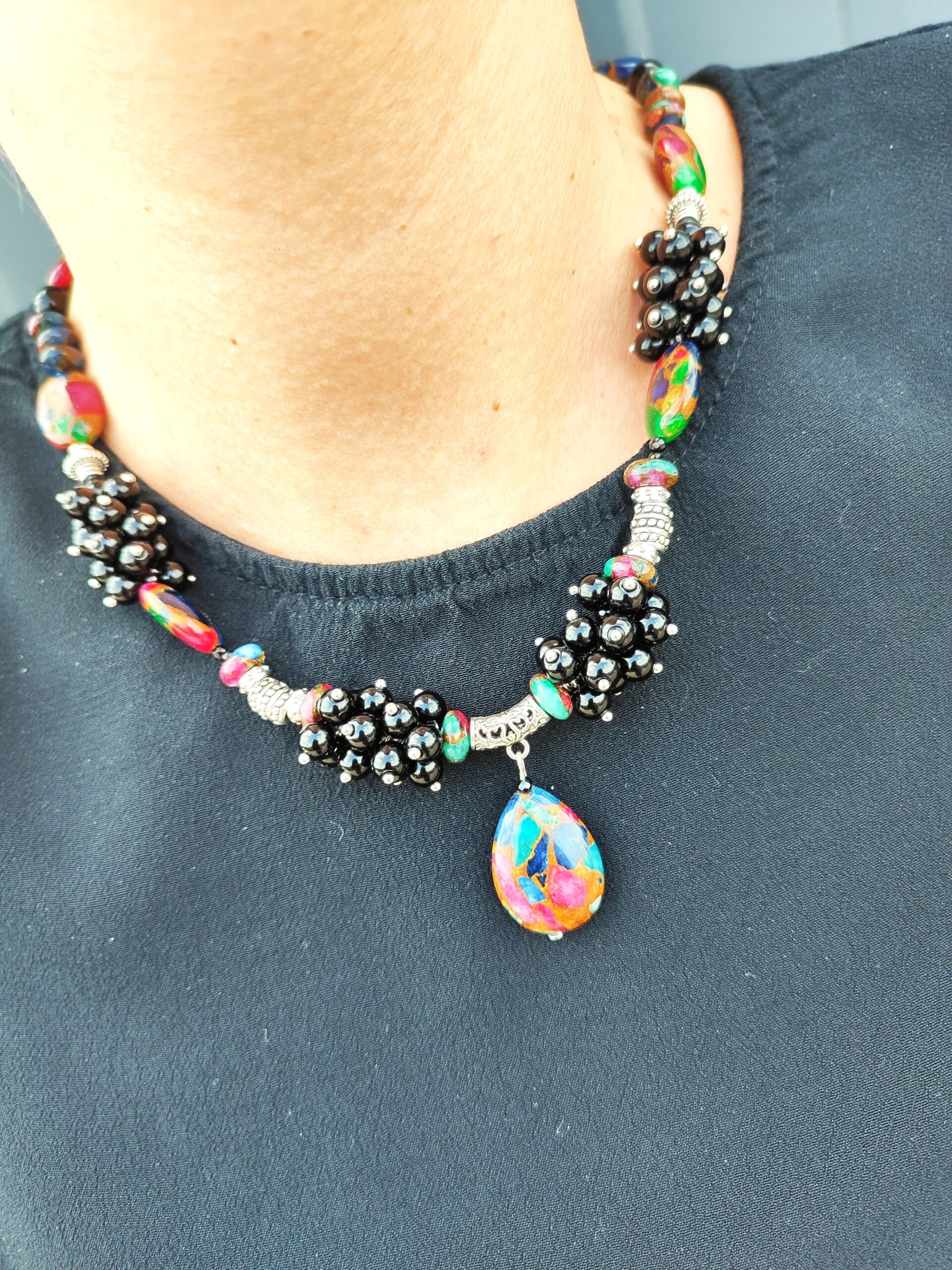 Netaisyklingos formos agato ir onikso vėrinys