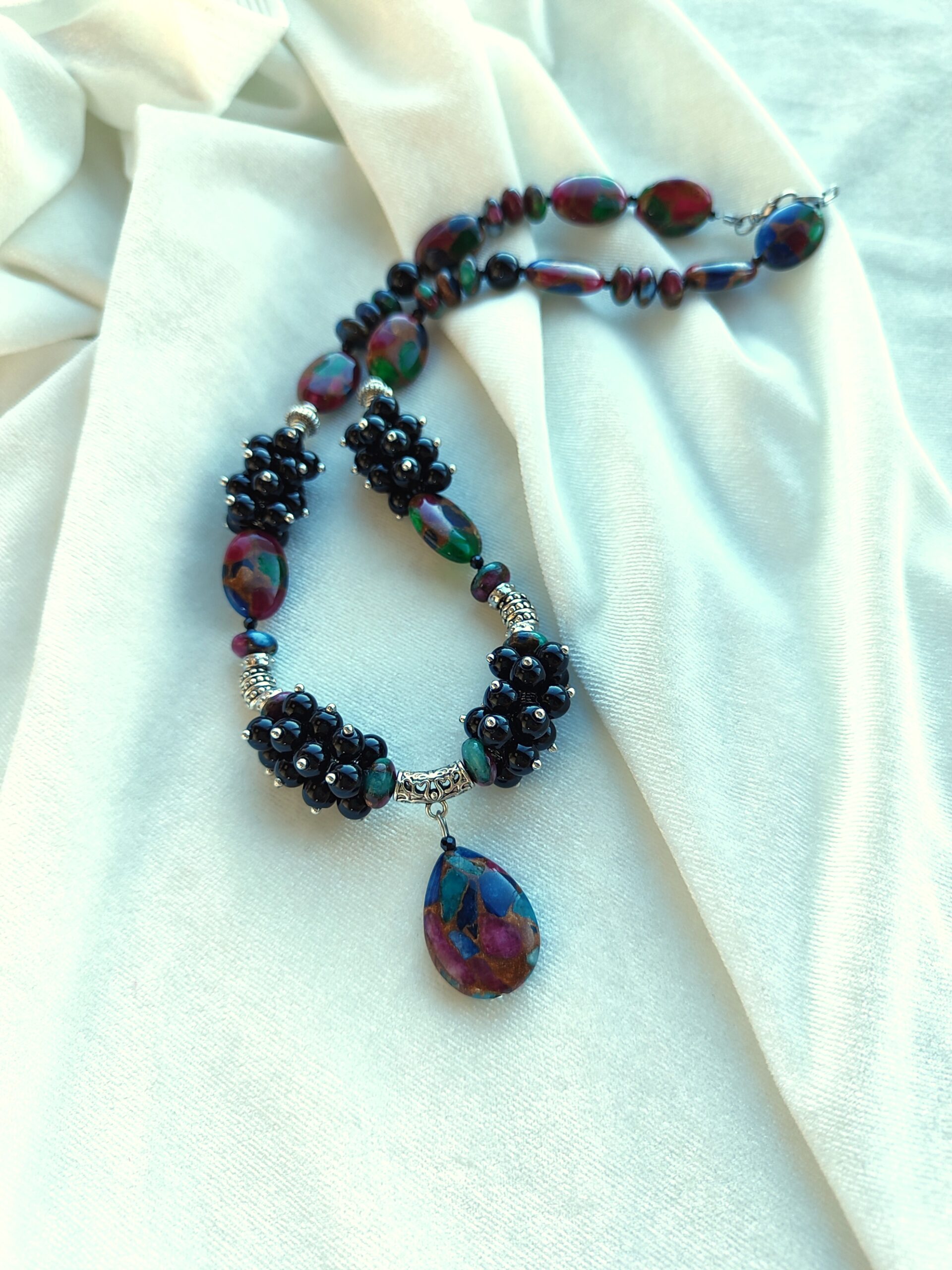 Netaisyklingos formos agato ir onikso vėrinys