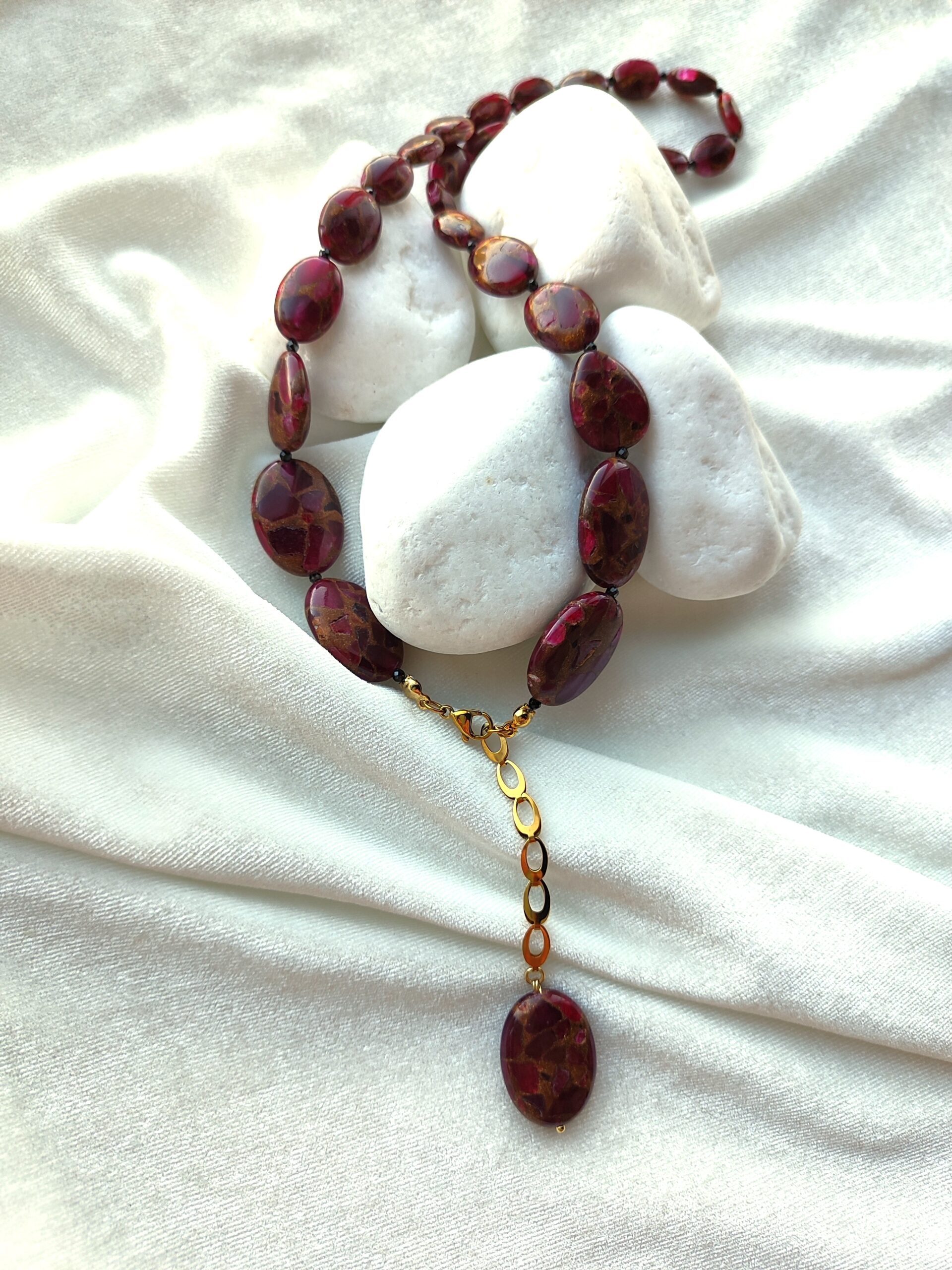 Rožinio agato vėrinys