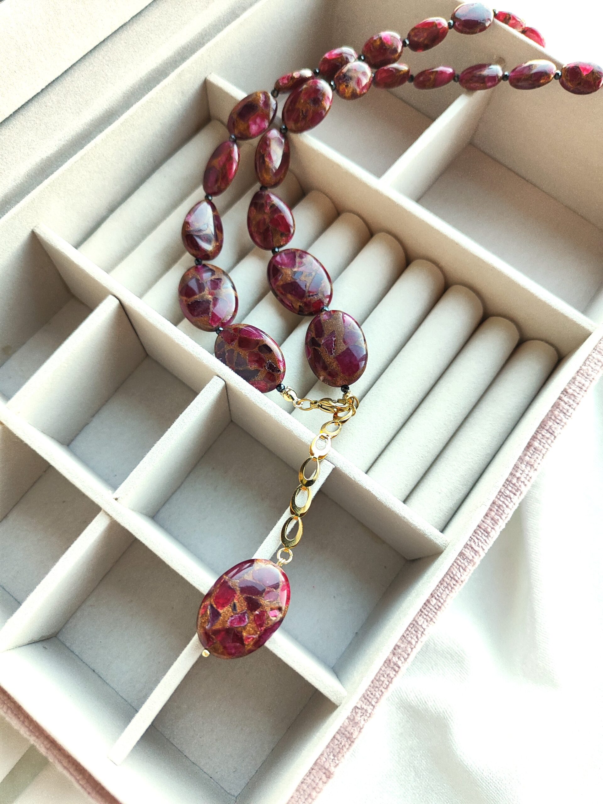 Rožinio agato vėrinys