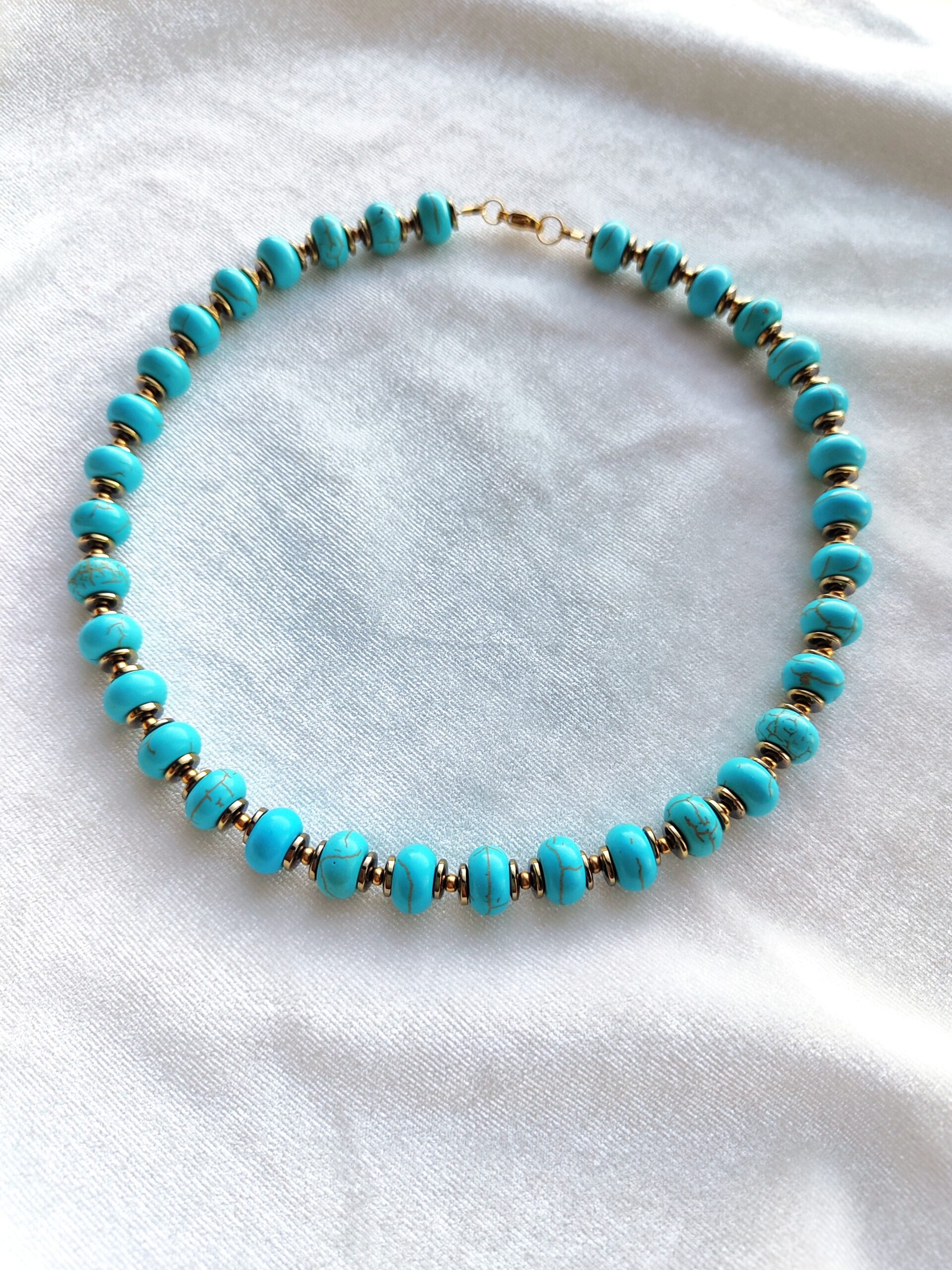 Turkio spalvos hovlito vėrinys