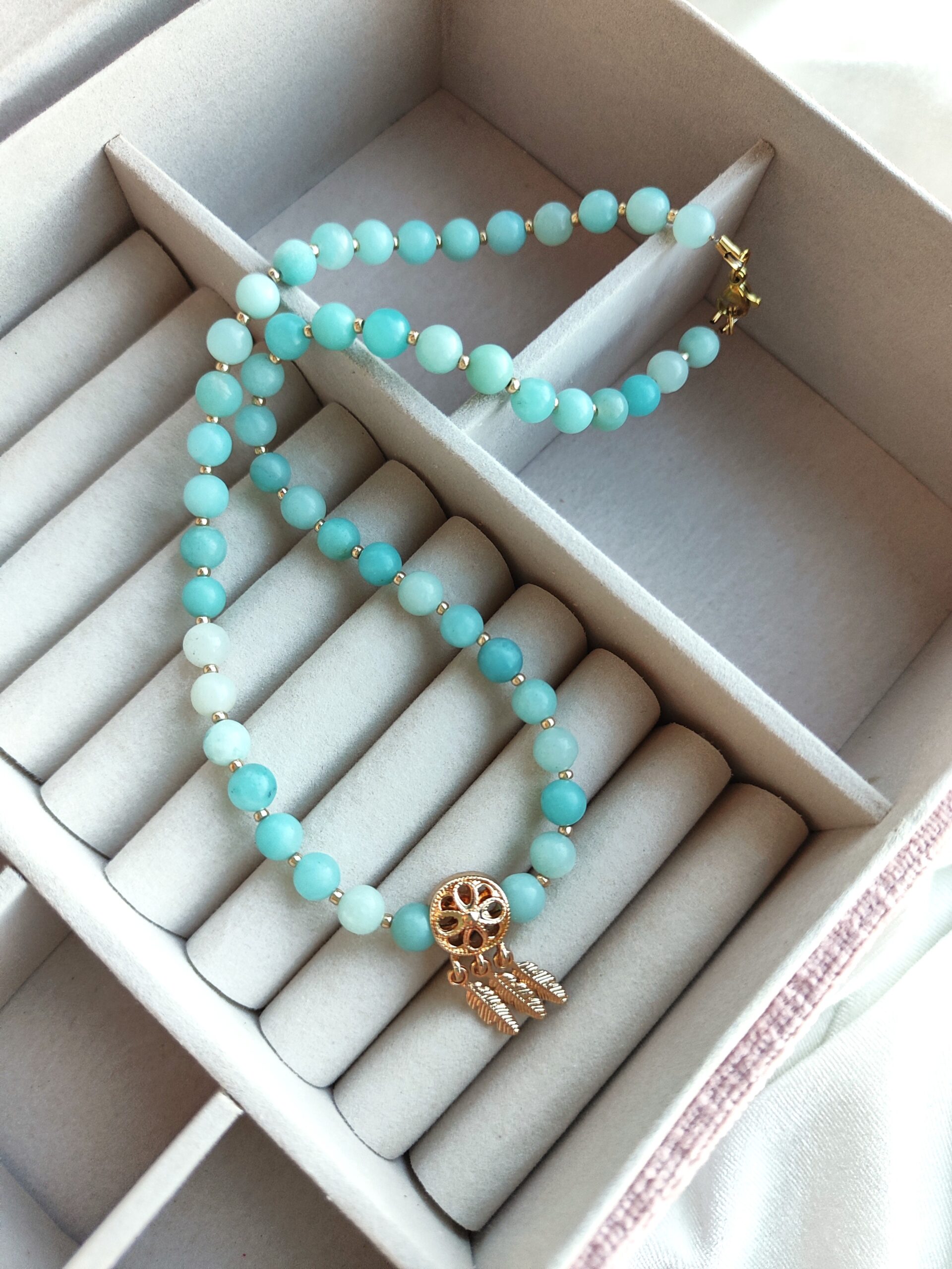 Amazonito vėrinys su dailiu pakabuku