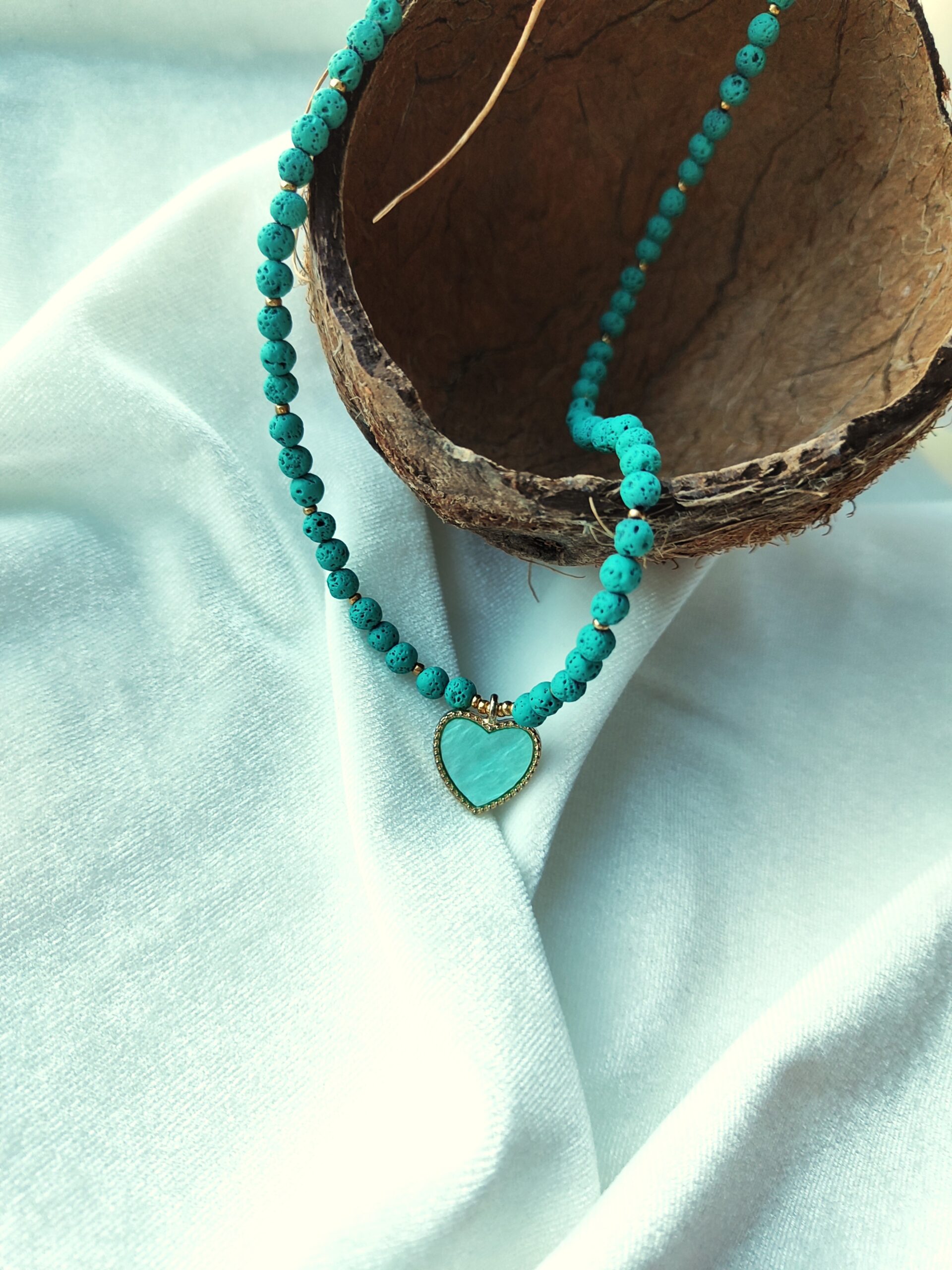 Žalsvos lavos vėrinys su širdele