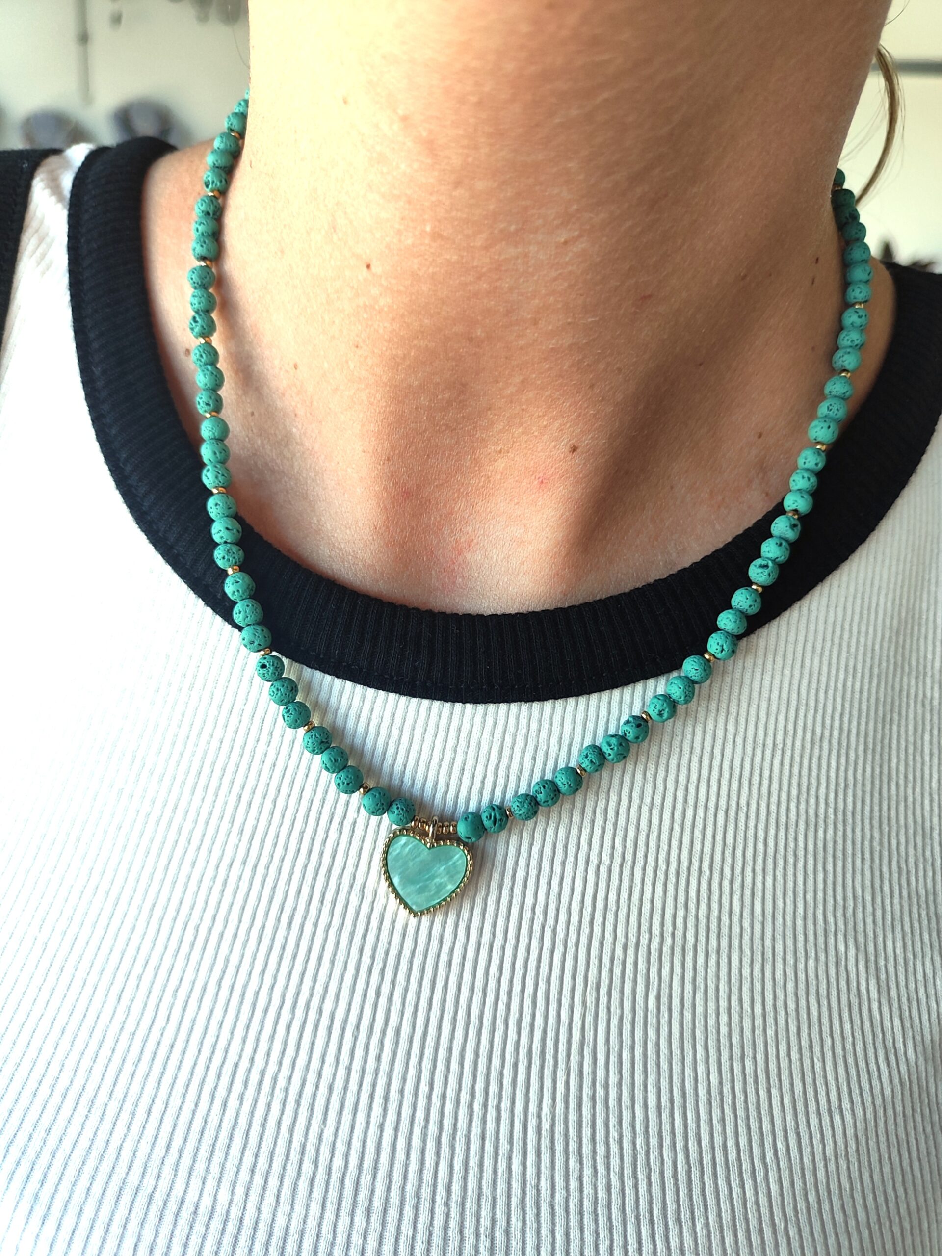 Žalsvos lavos vėrinys su širdele