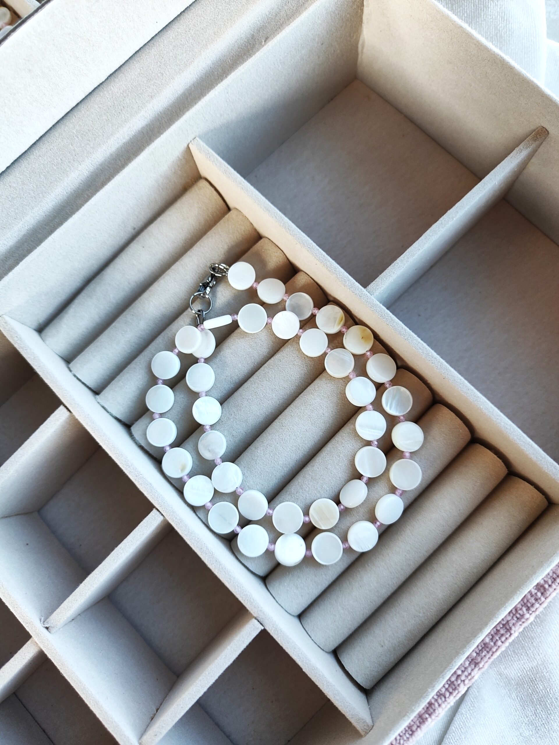 Baltos kriauklės kaklo papuošalas