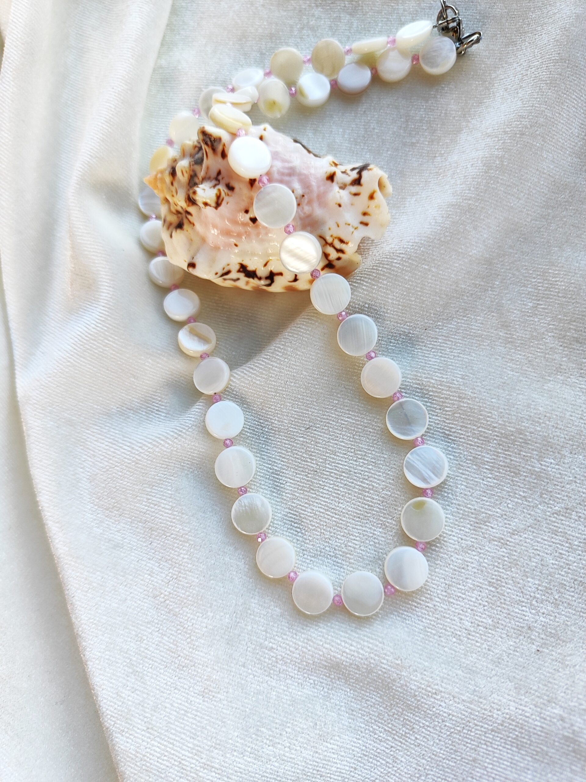 Baltos kriauklės kaklo papuošalas