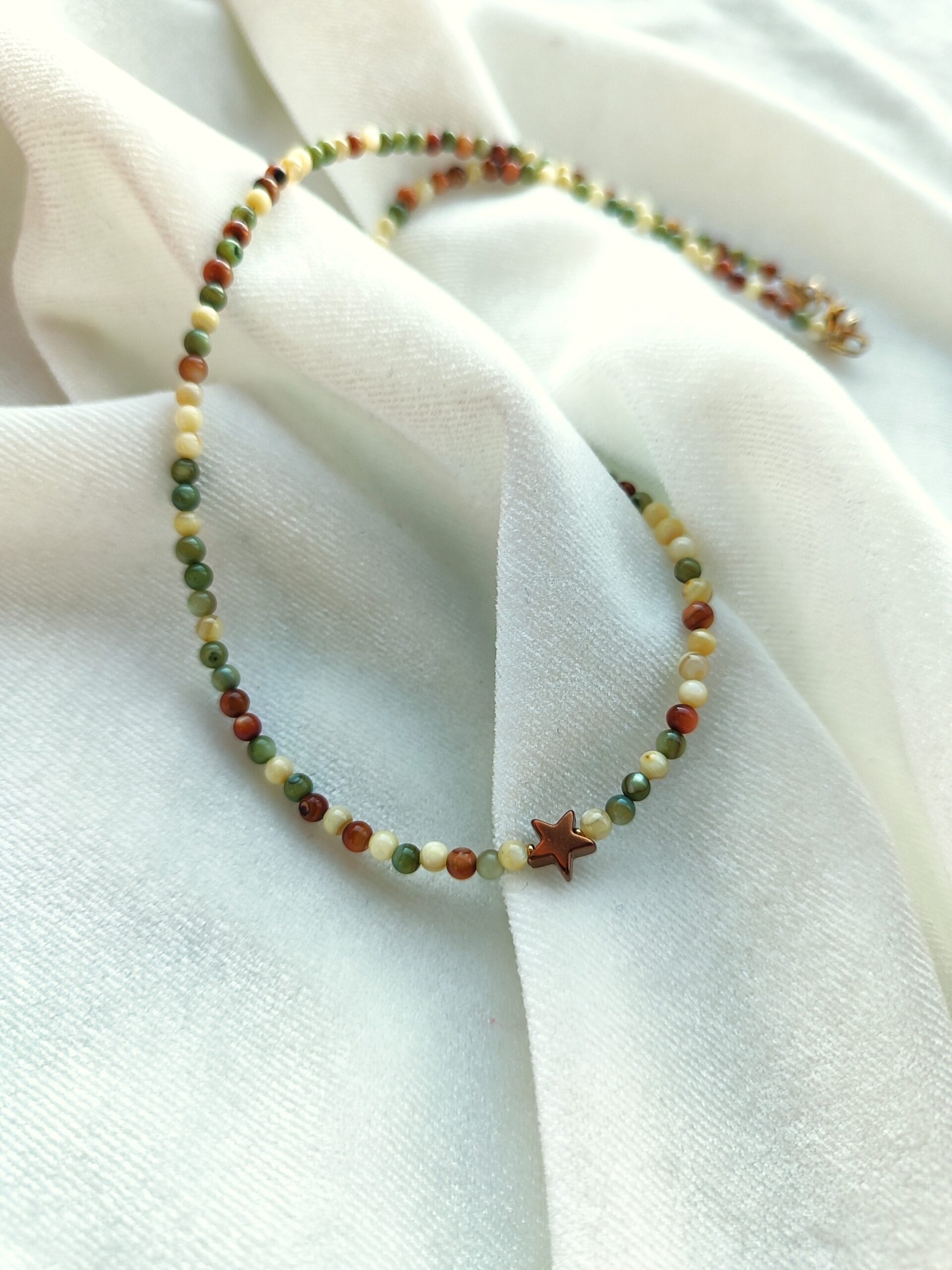 Spalvotos kriauklės vėrinys