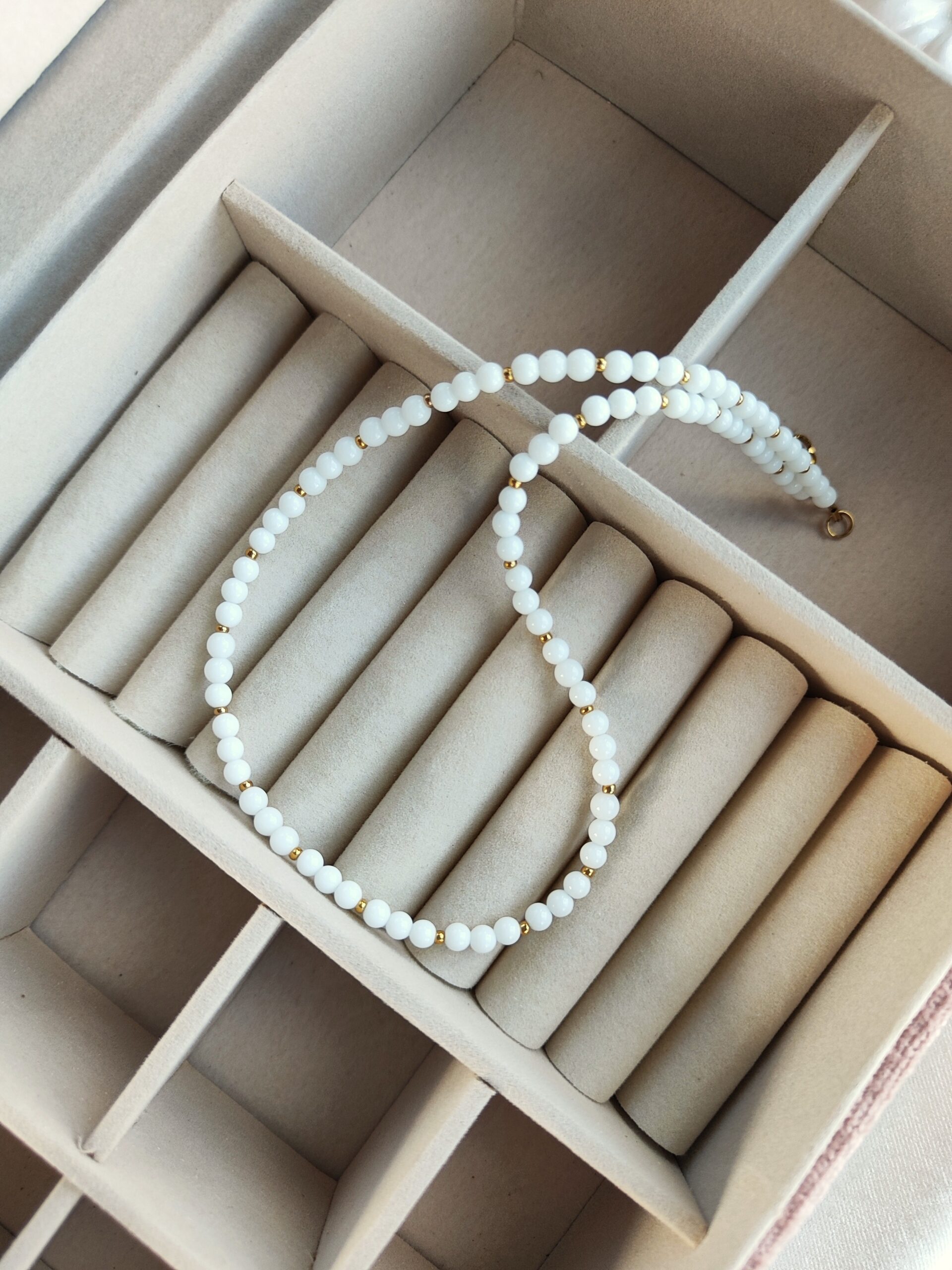 Baltas onikso vėrinys