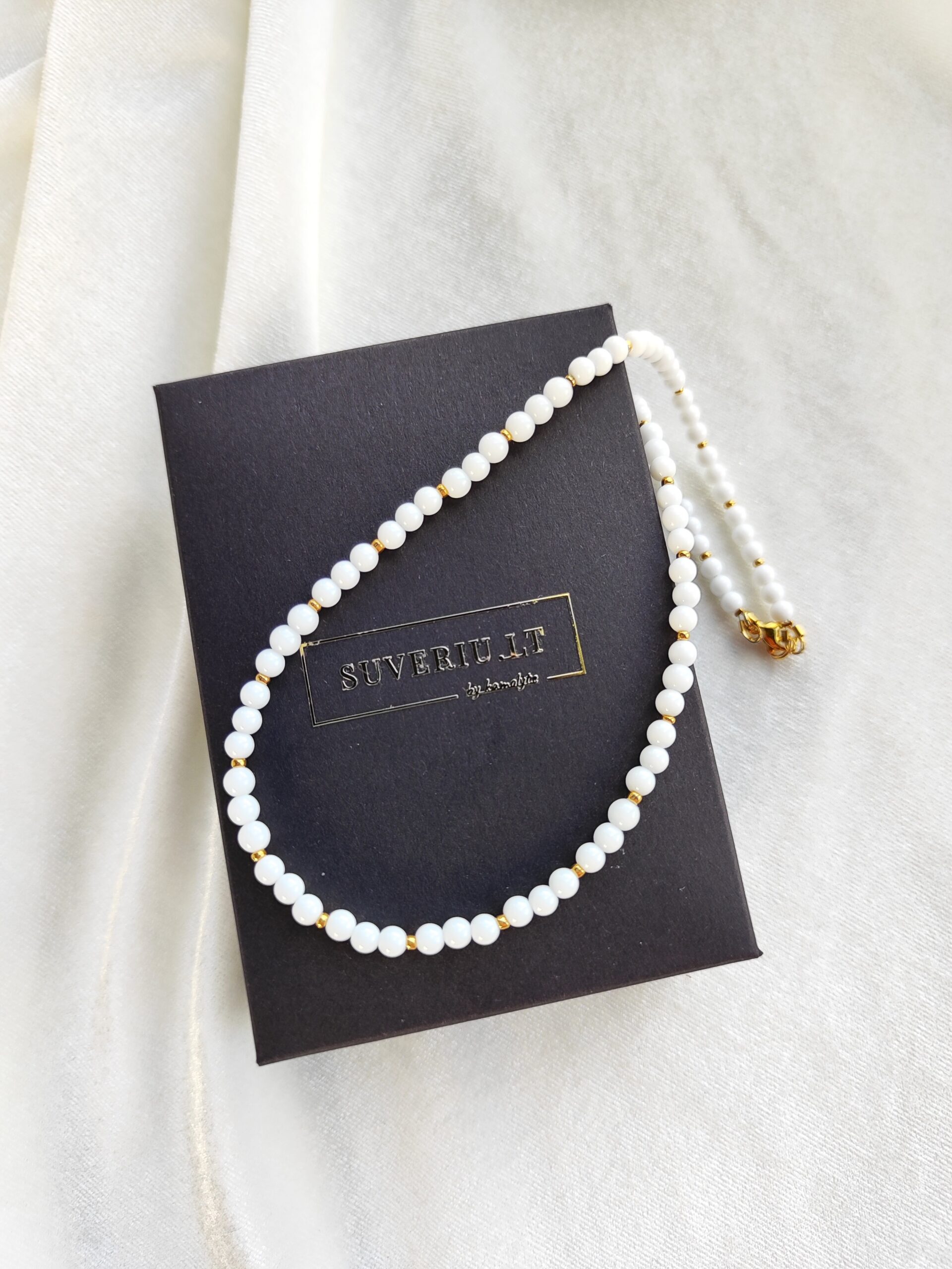 Baltas onikso vėrinys