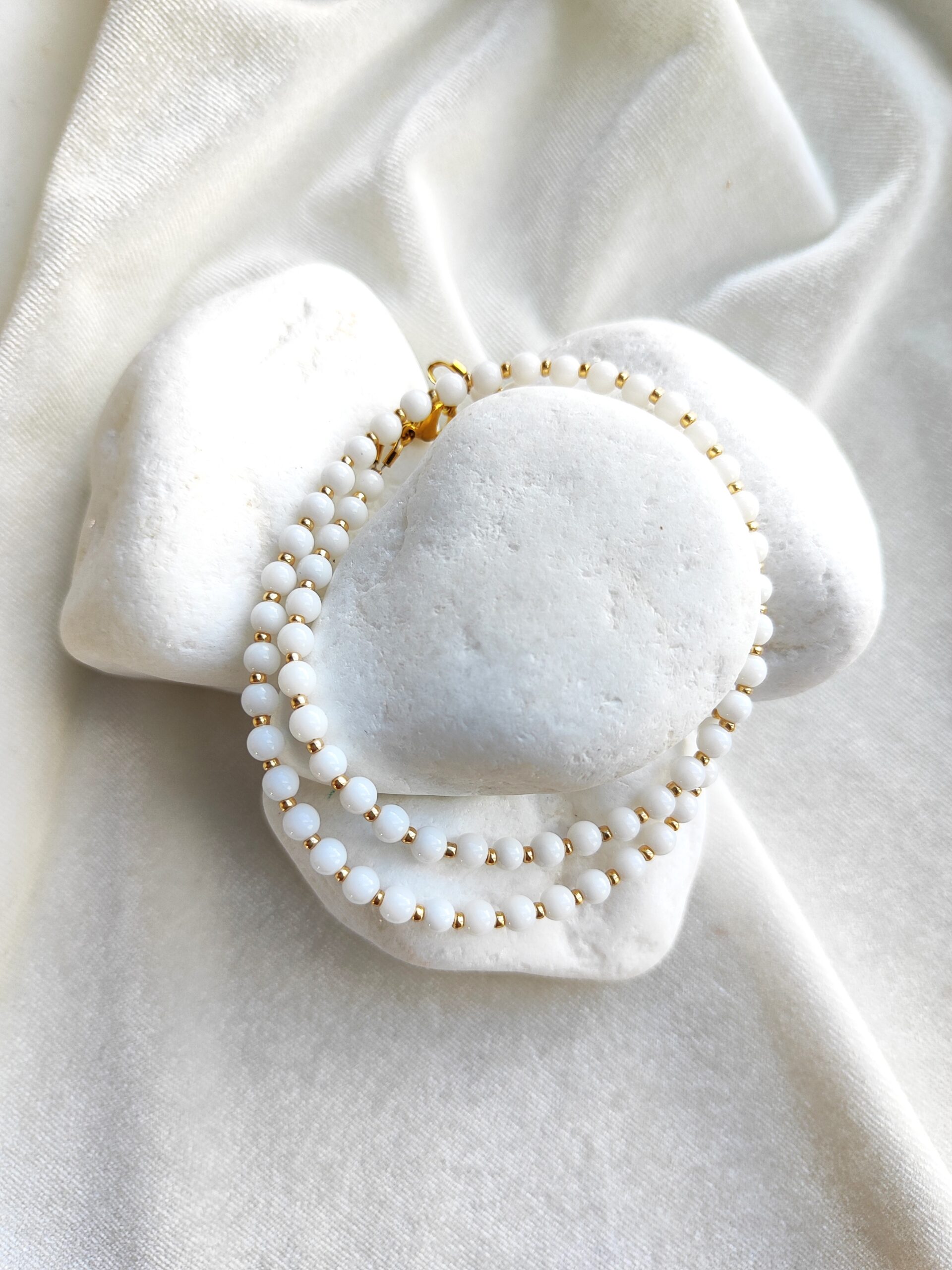 Smulkus, balto onikso vėrinys