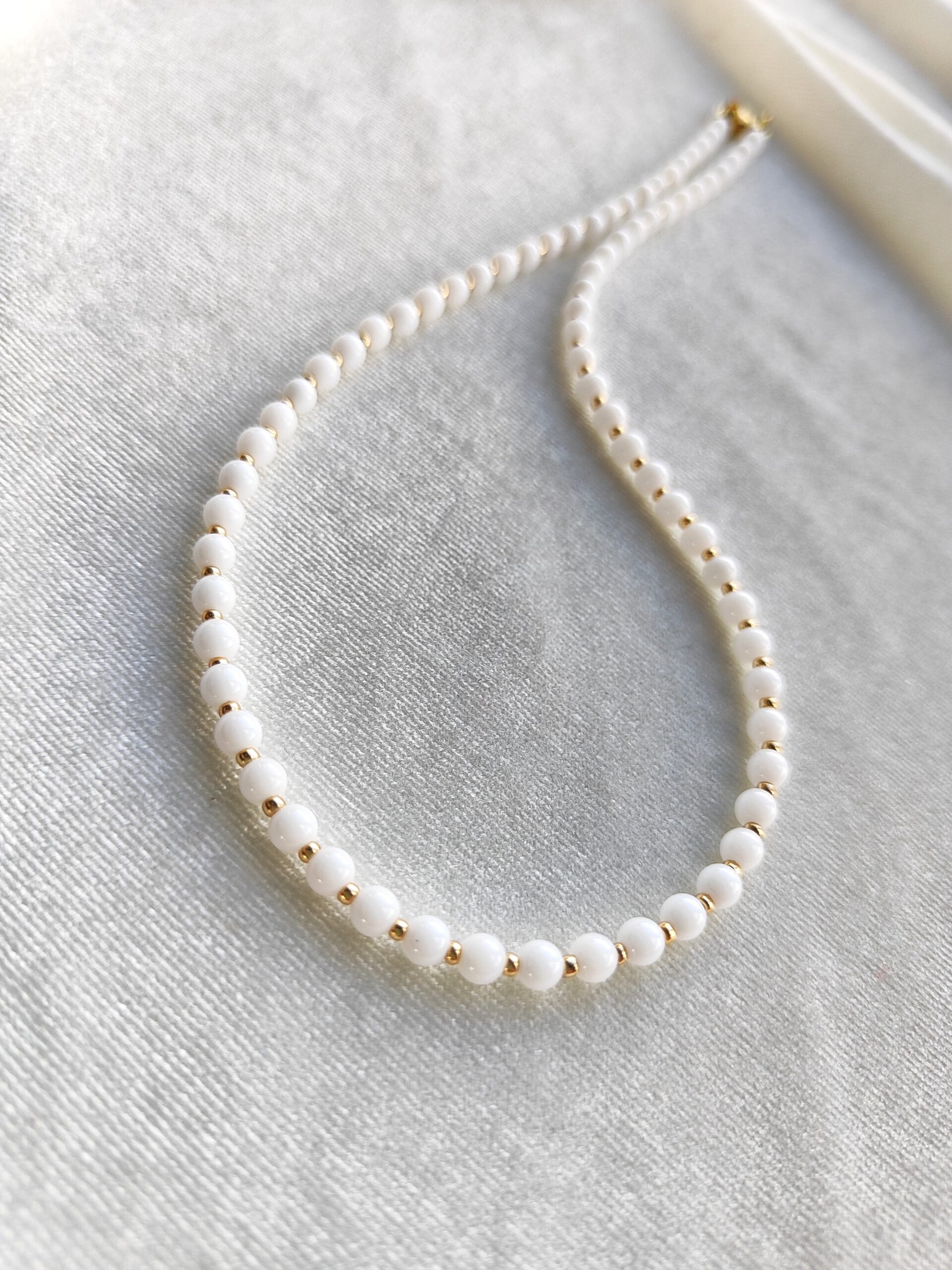 Smulkus, balto onikso vėrinys