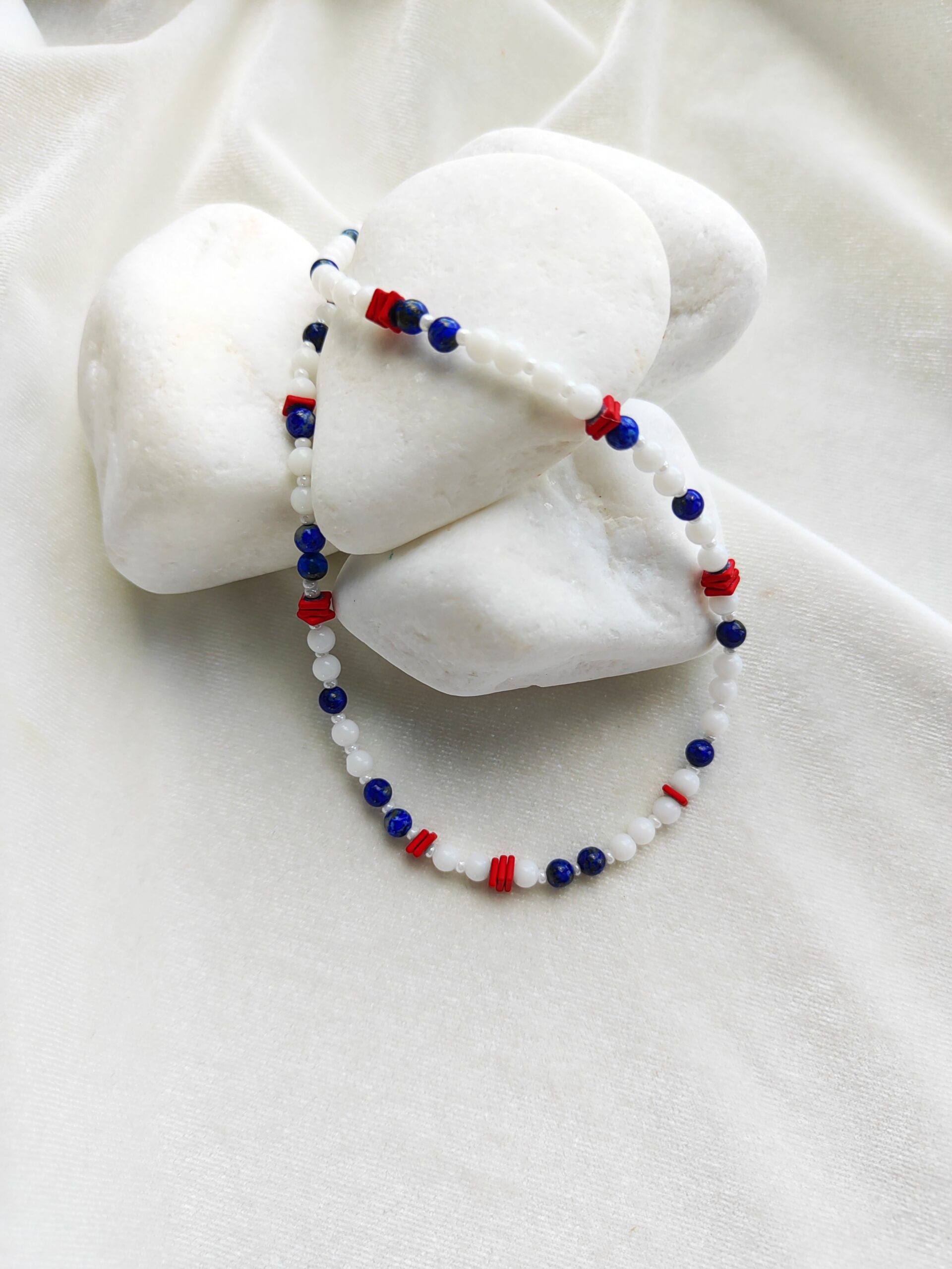 Įvairių akmenų vėrinys