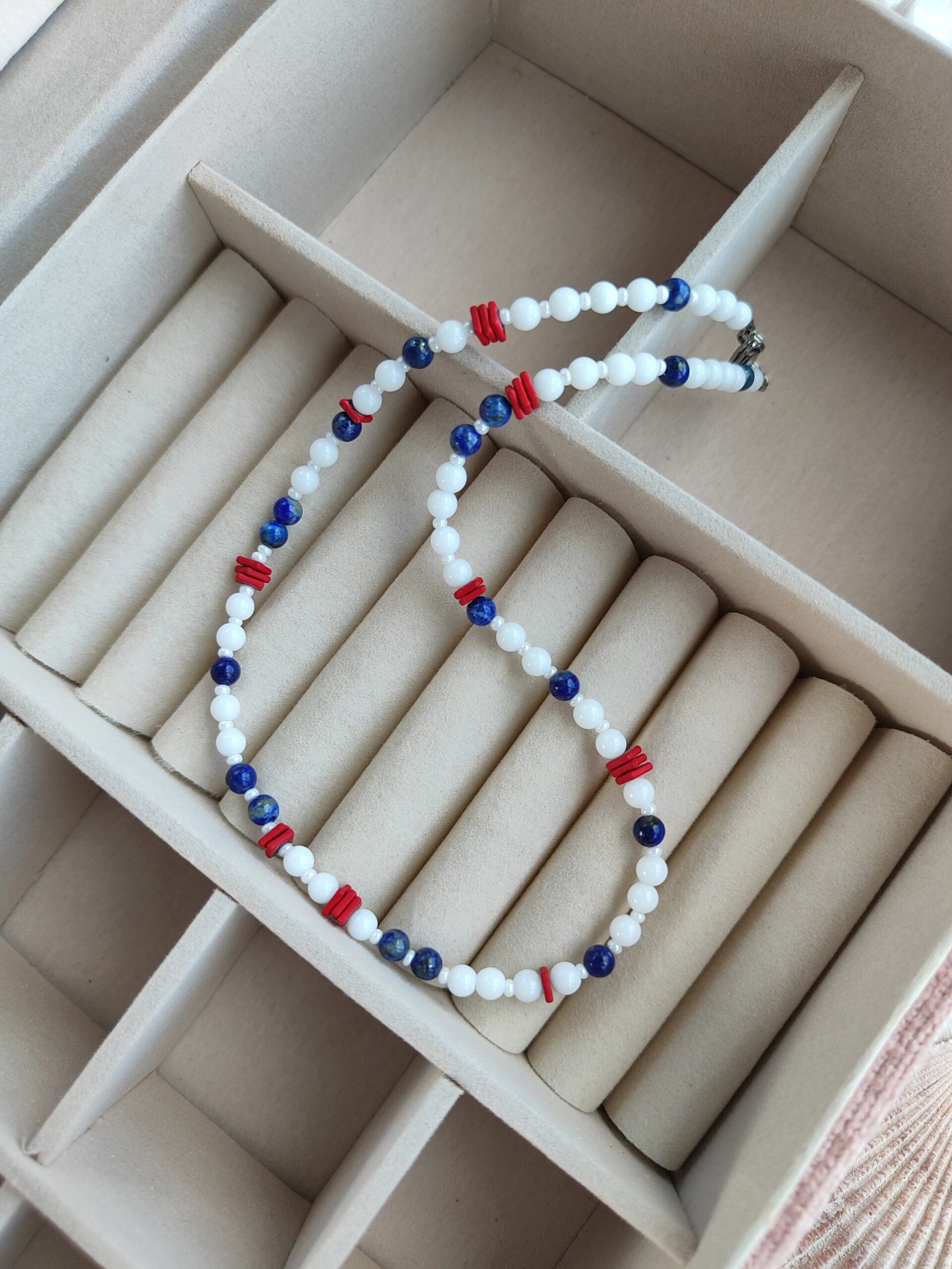 Įvairių akmenų vėrinys