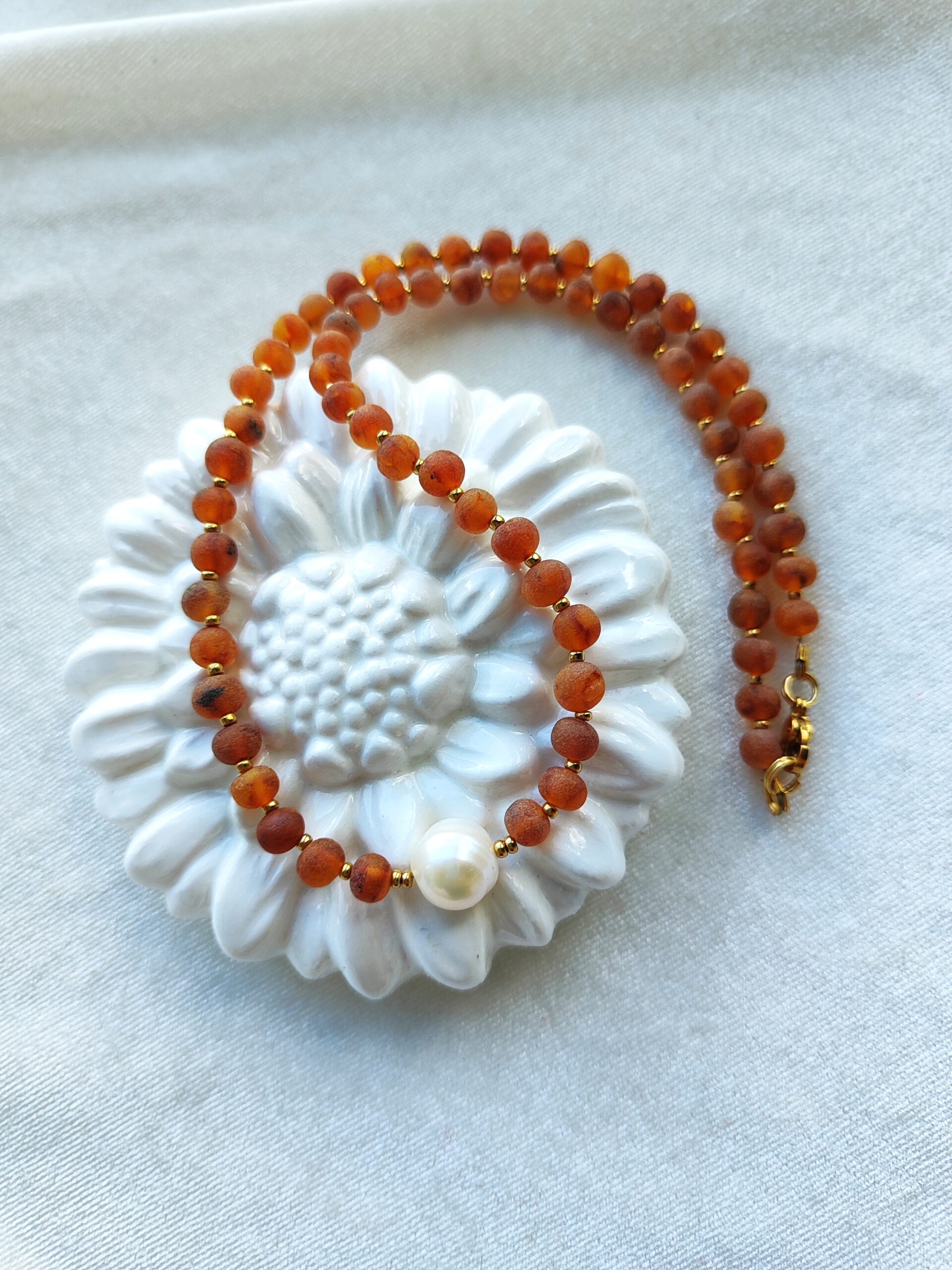 Gintaro vėrinys su perlo akcentu