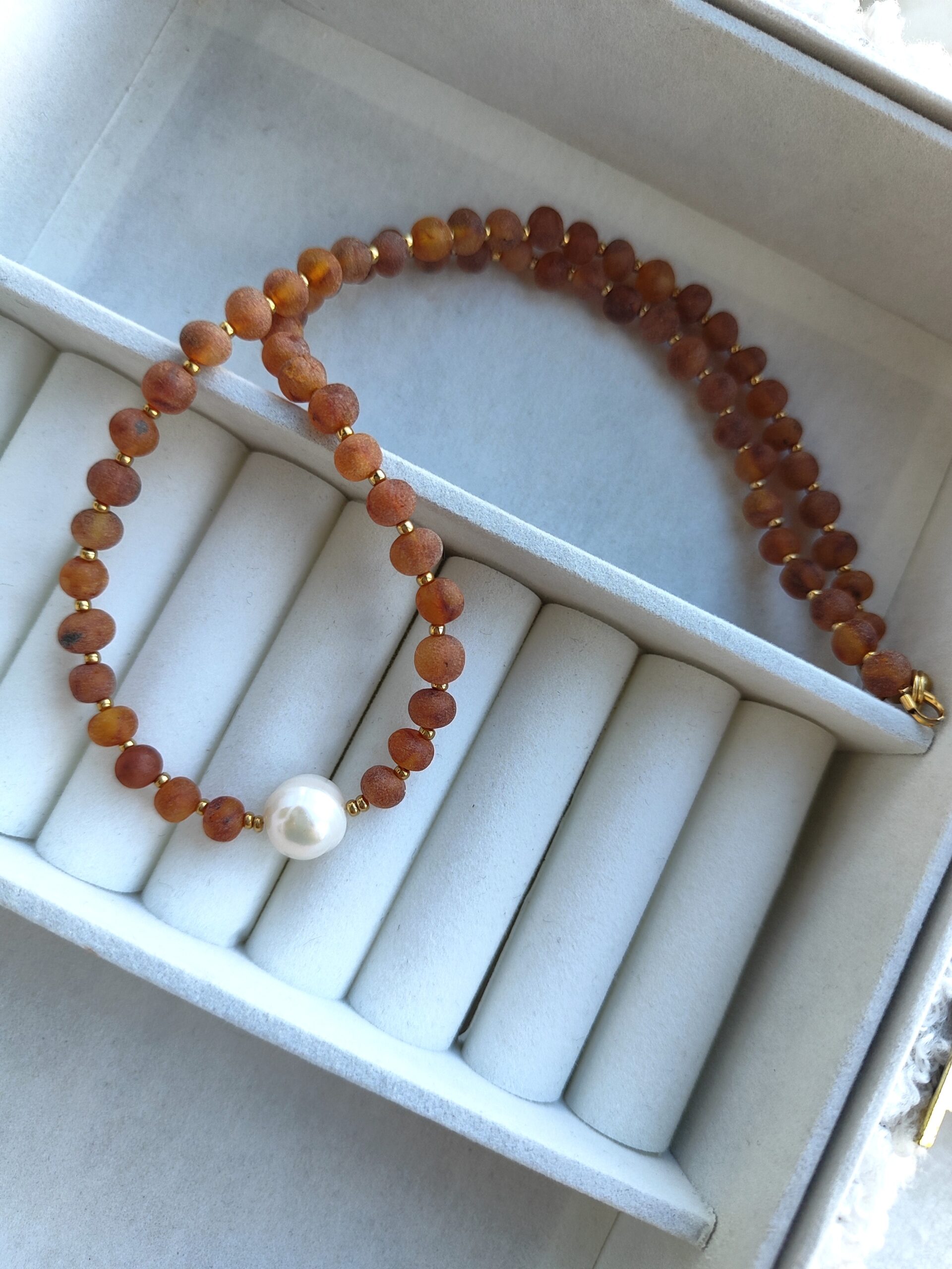 Gintaro vėrinys su perlo akcentu