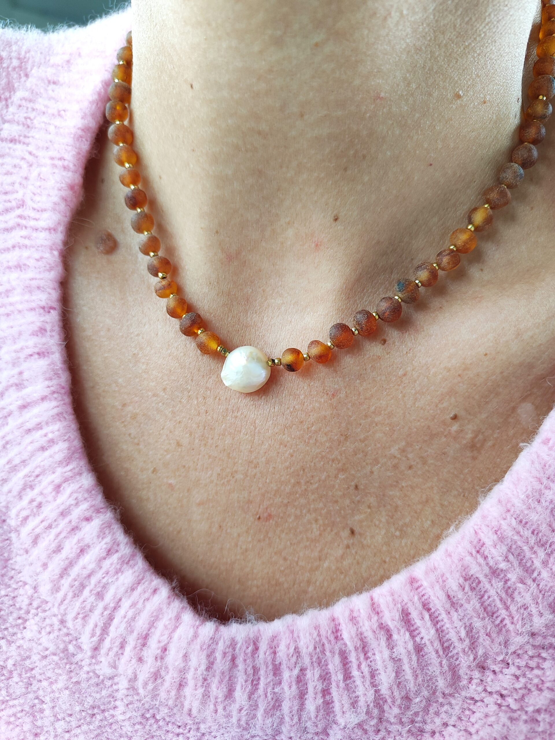 Gintaro vėrinys su perlo akcentu