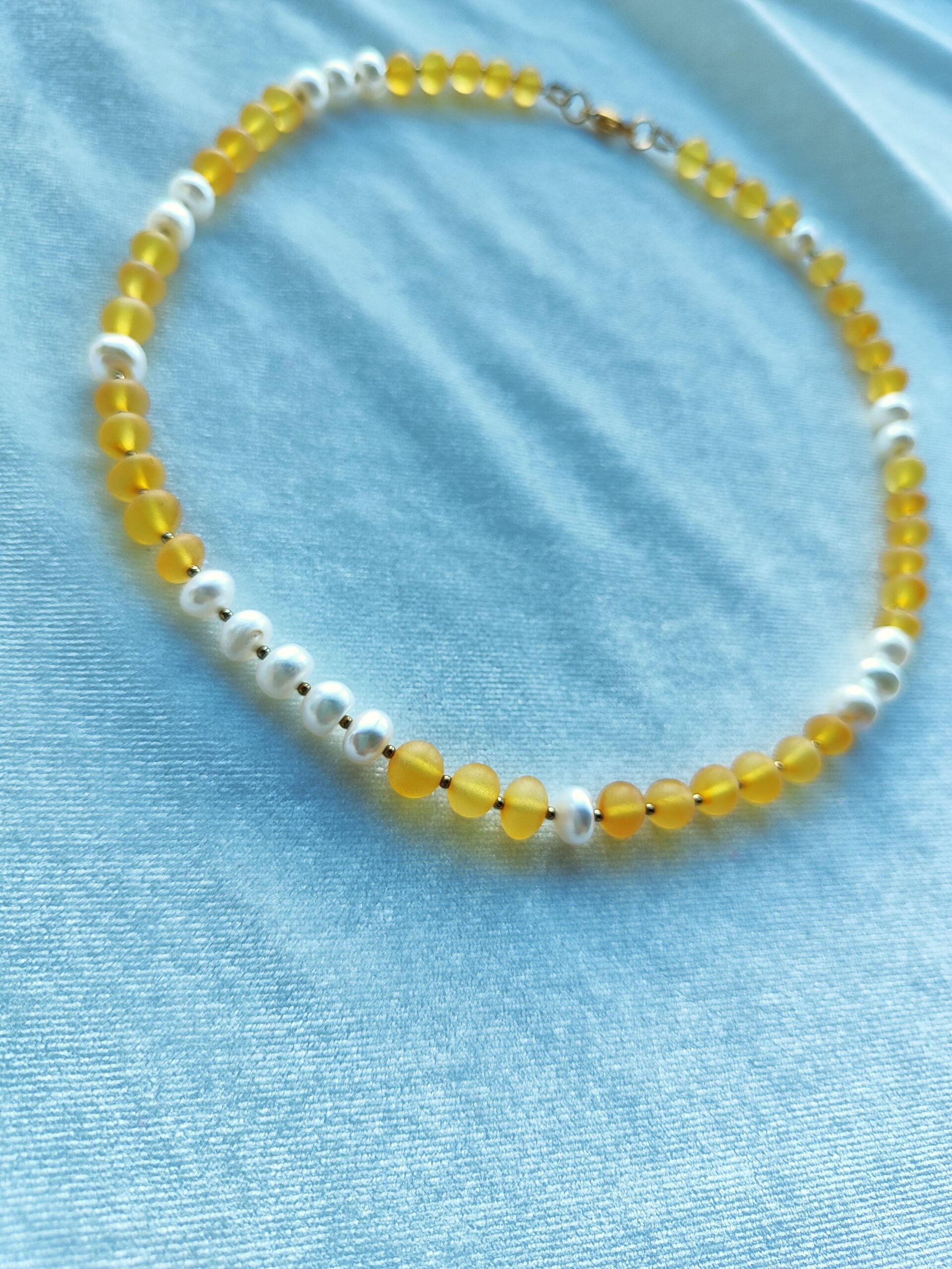 Gintaro vėrinys su upiniais perlais