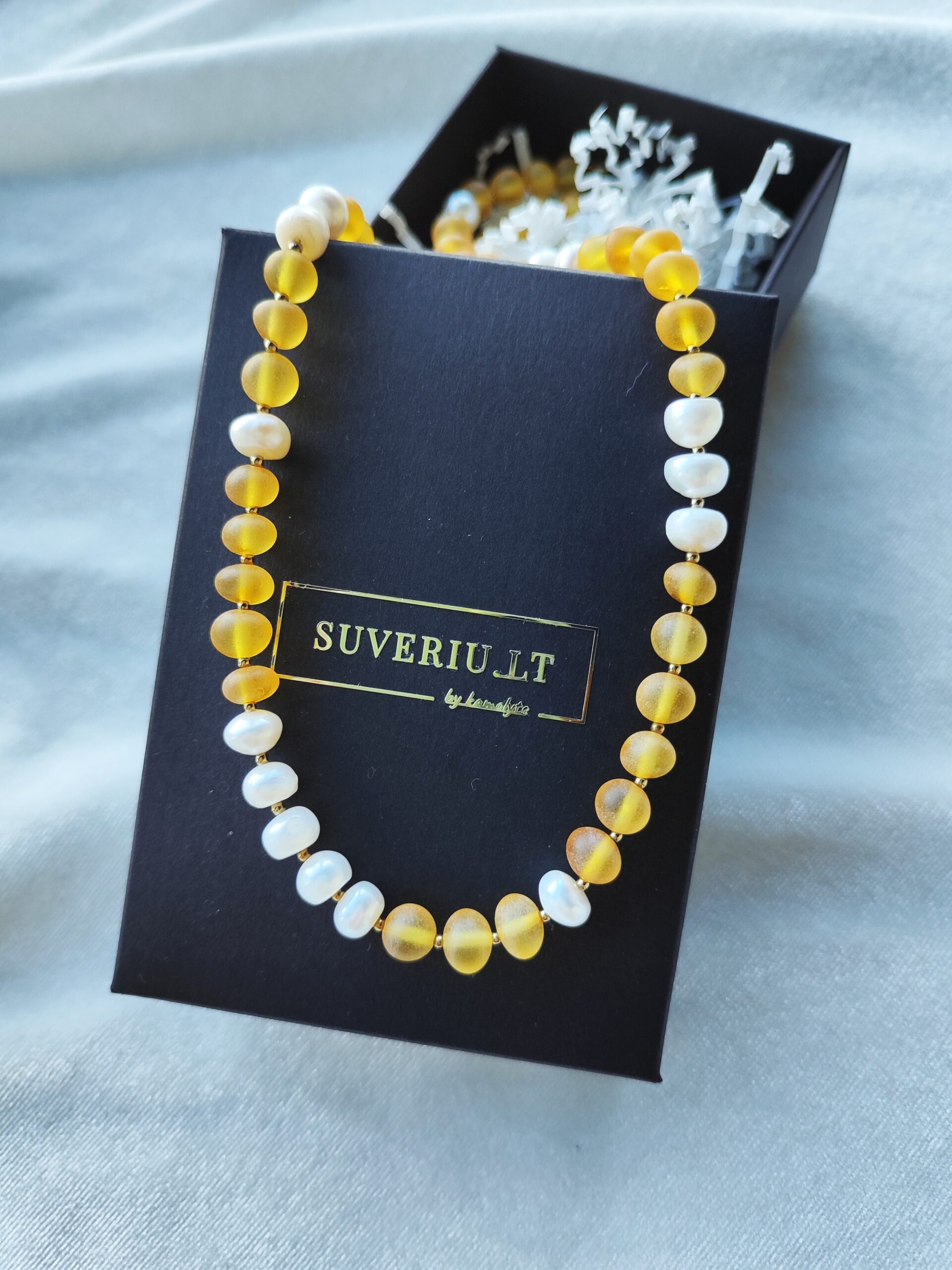 Gintaro vėrinys su upiniais perlais