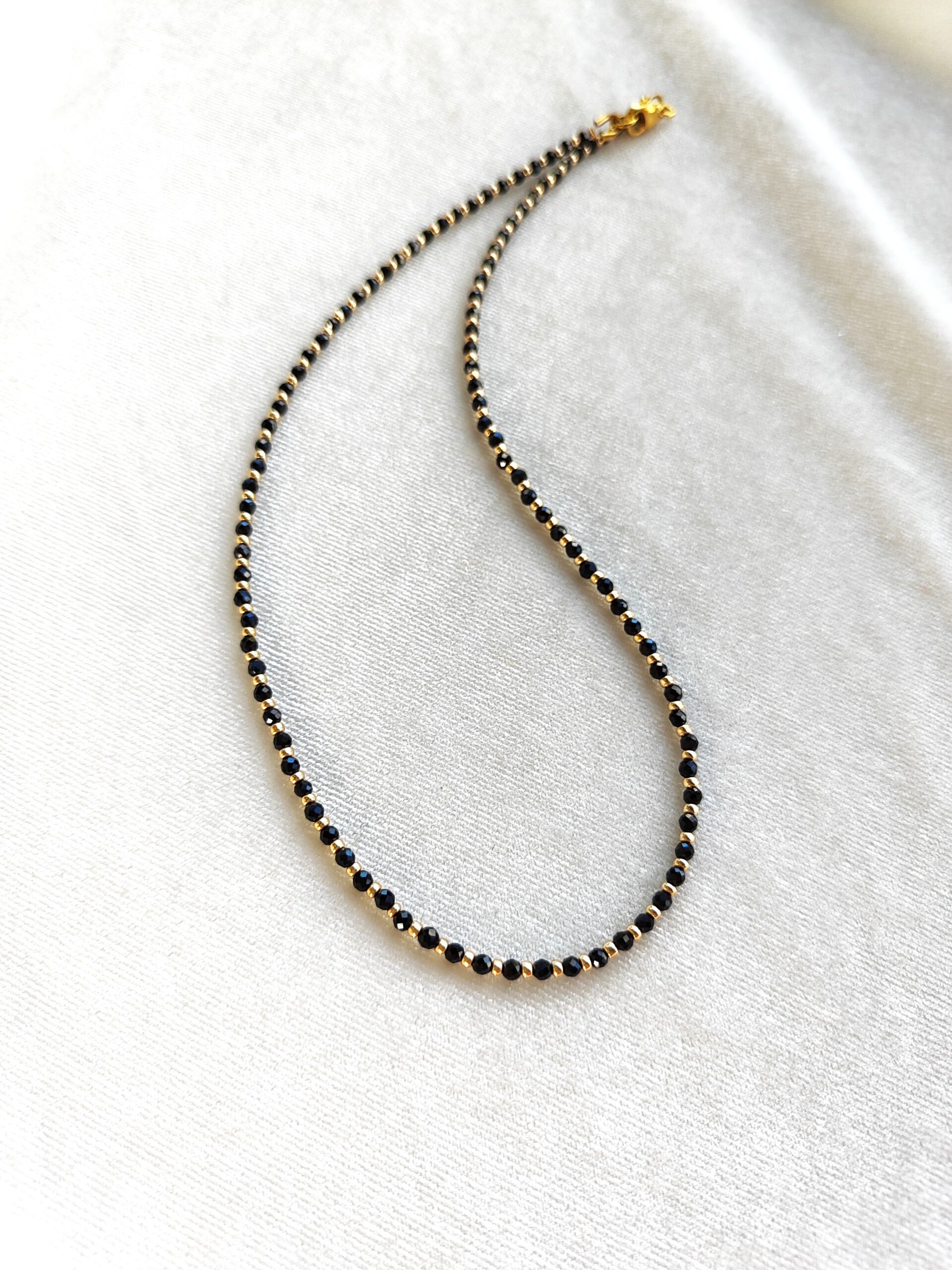 Smulkus špinelio vėrinys