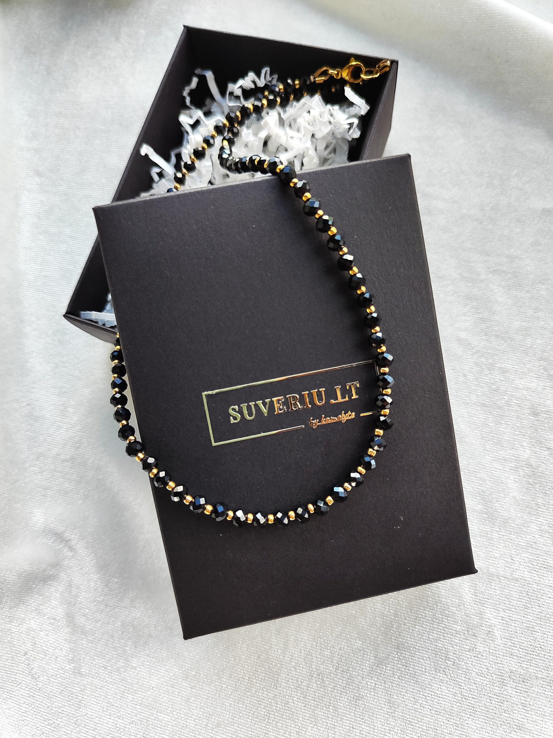 Smulkus špinelio vėrinys