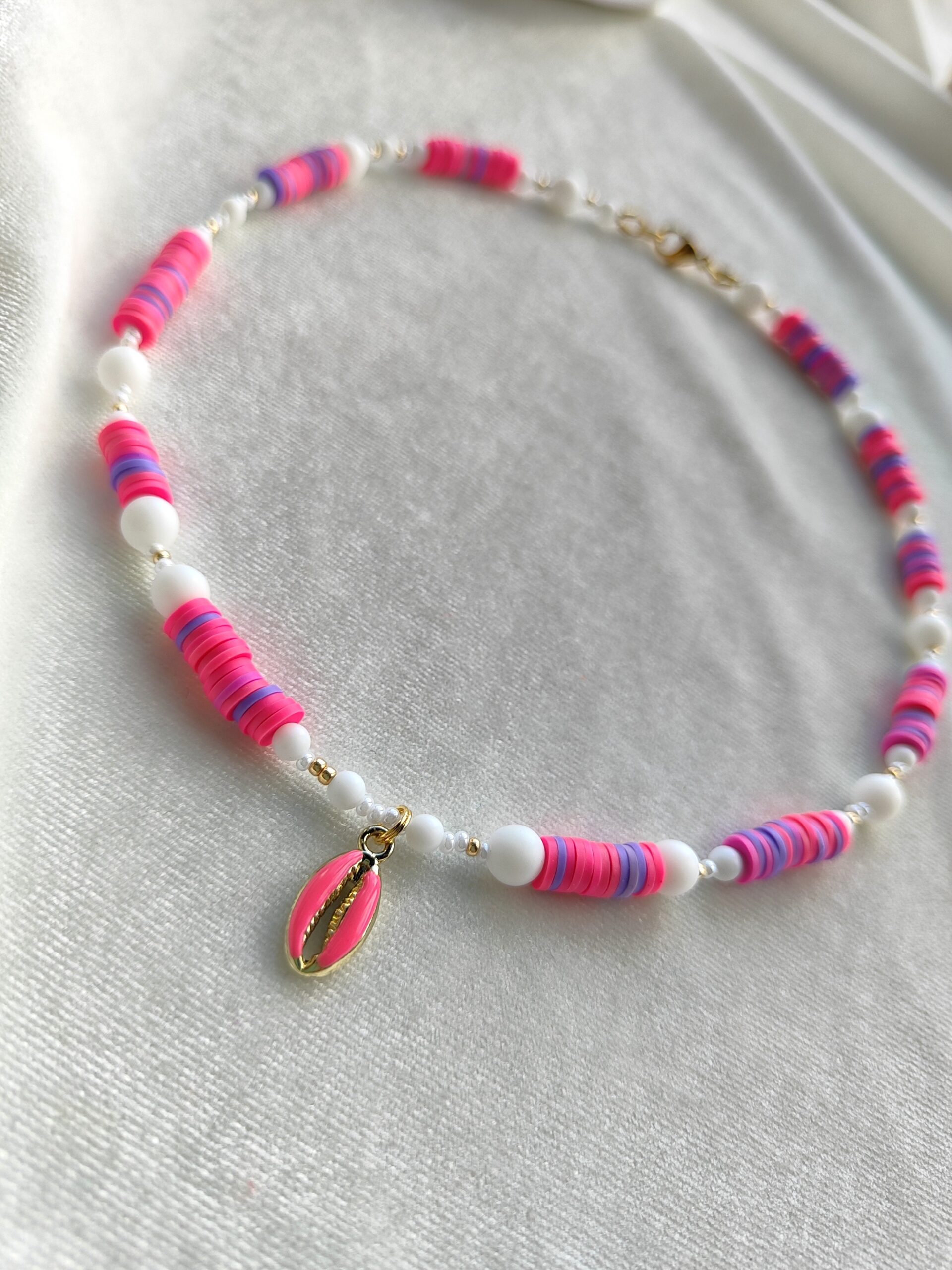 Spalvingas kaklo papuošalas