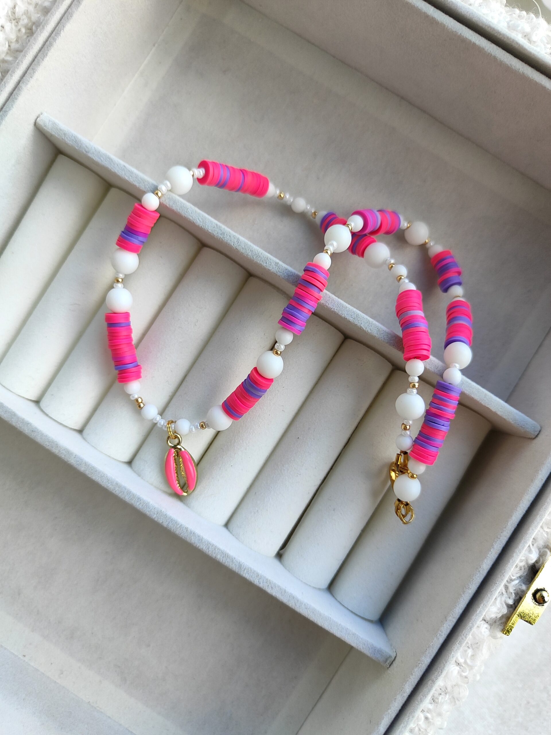 Spalvingas kaklo papuošalas