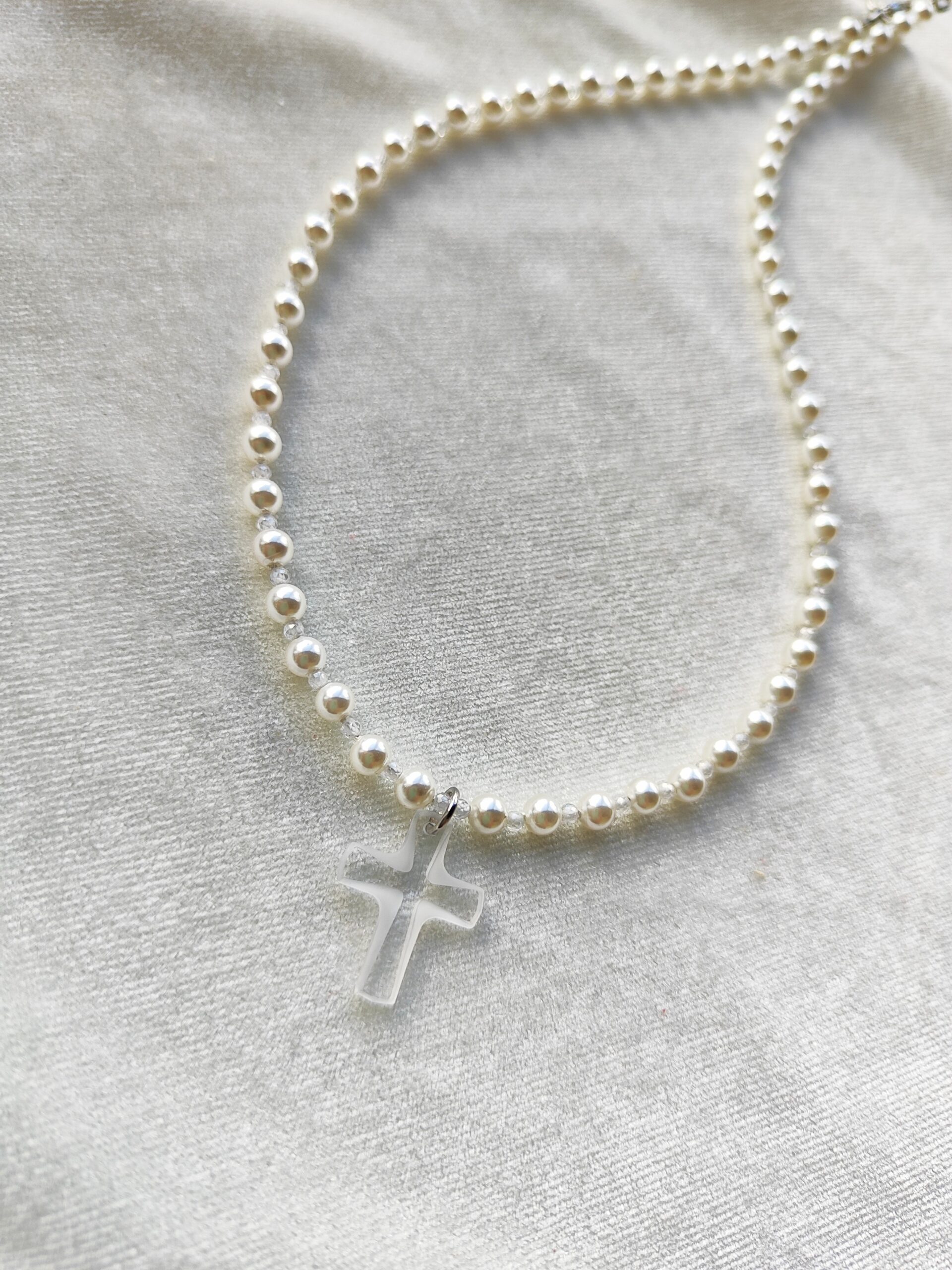 Perlų ir cirkonio vėrinys su kryželiu